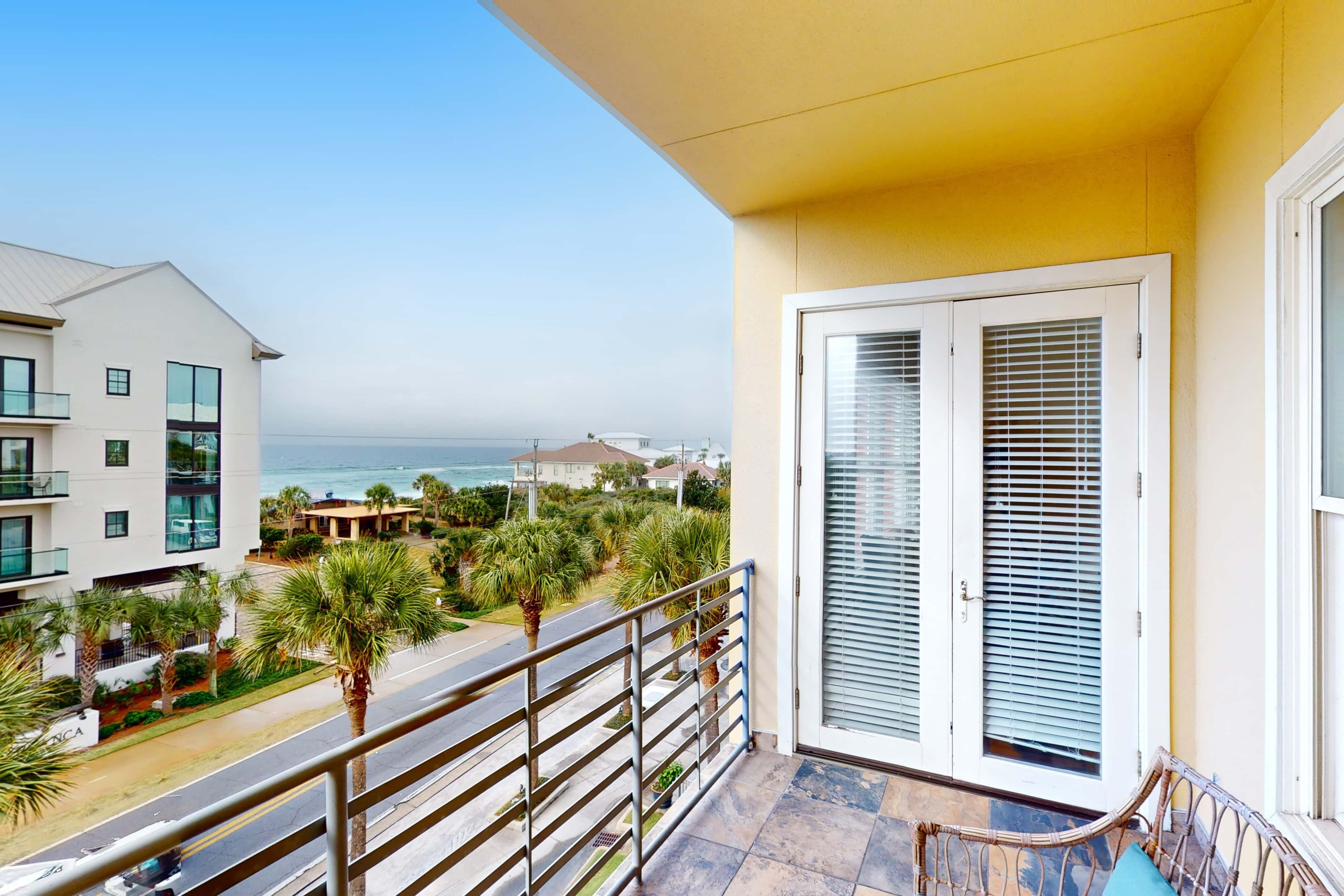 Bright condo near shopping & restaurants with tennis & shared pools