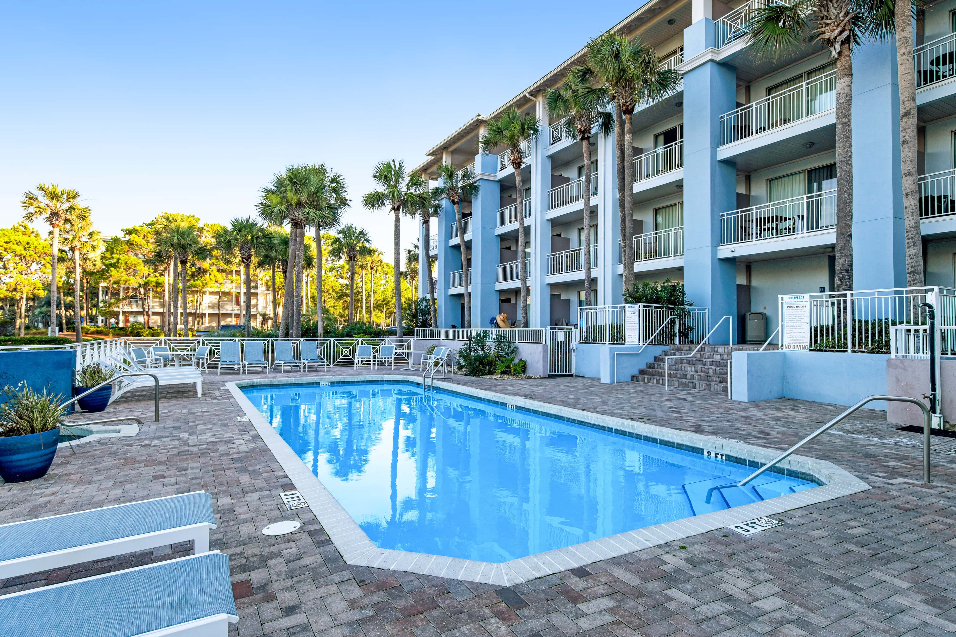 Bright condo near shopping & restaurants with tennis & shared pools