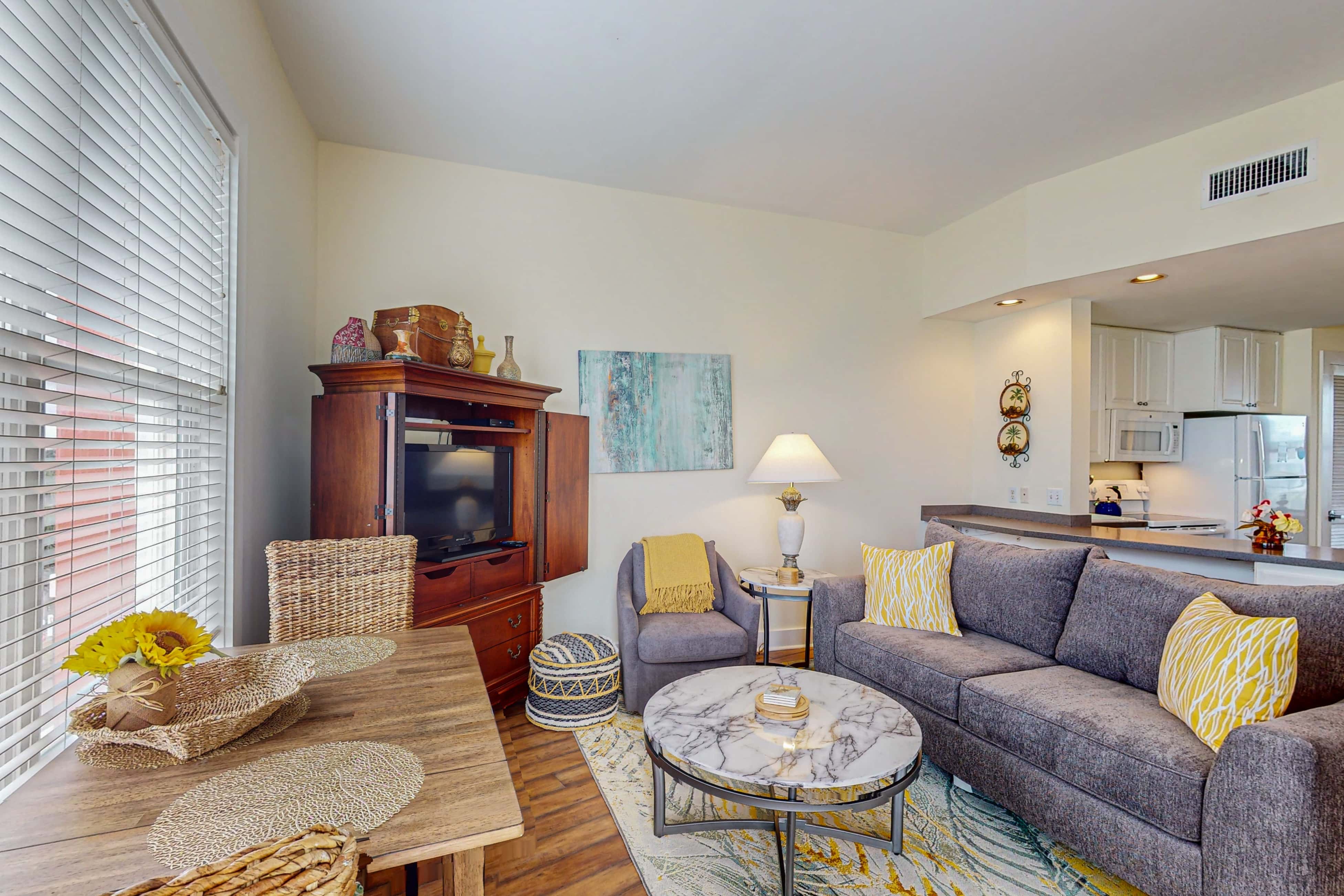 Bright condo near shopping & restaurants with tennis & shared pools