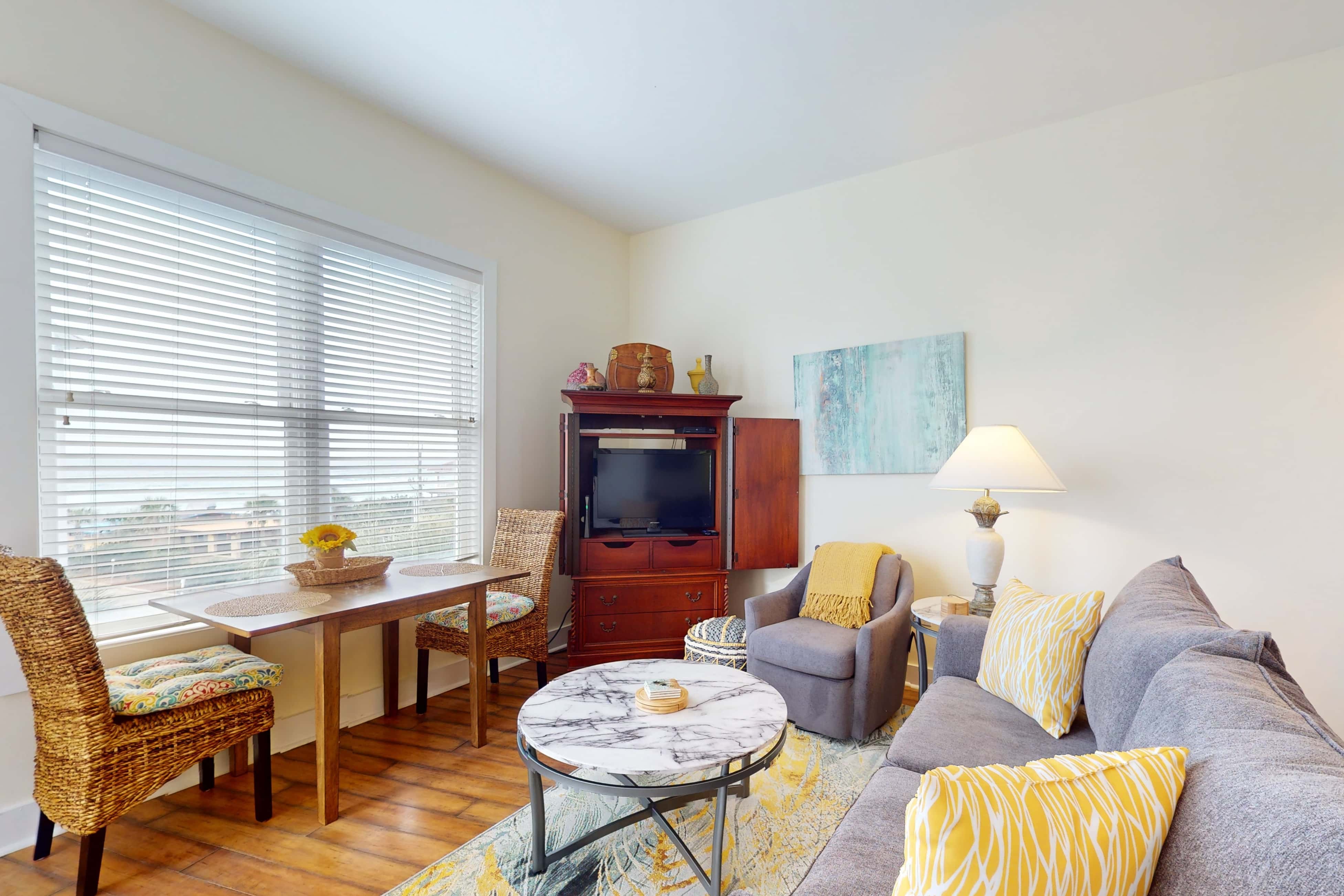 Bright condo near shopping & restaurants with tennis & shared pools