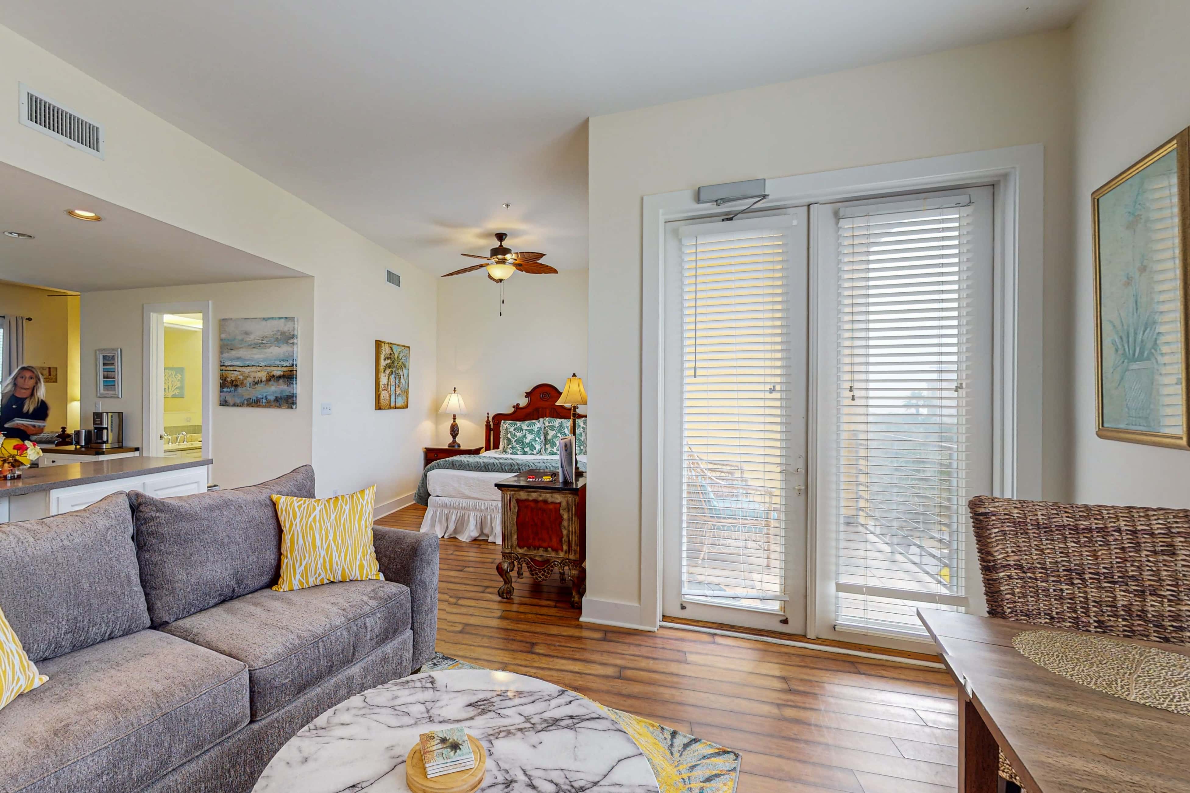 Bright condo near shopping & restaurants with tennis & shared pools