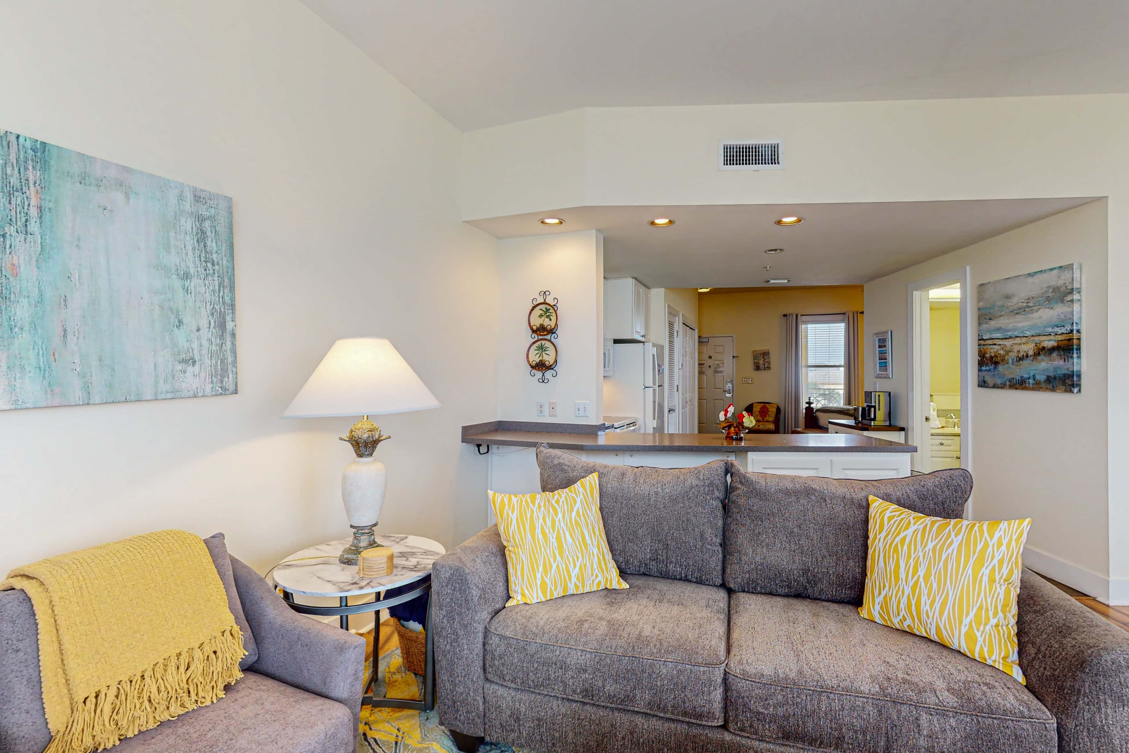 Bright condo near shopping & restaurants with tennis & shared pools