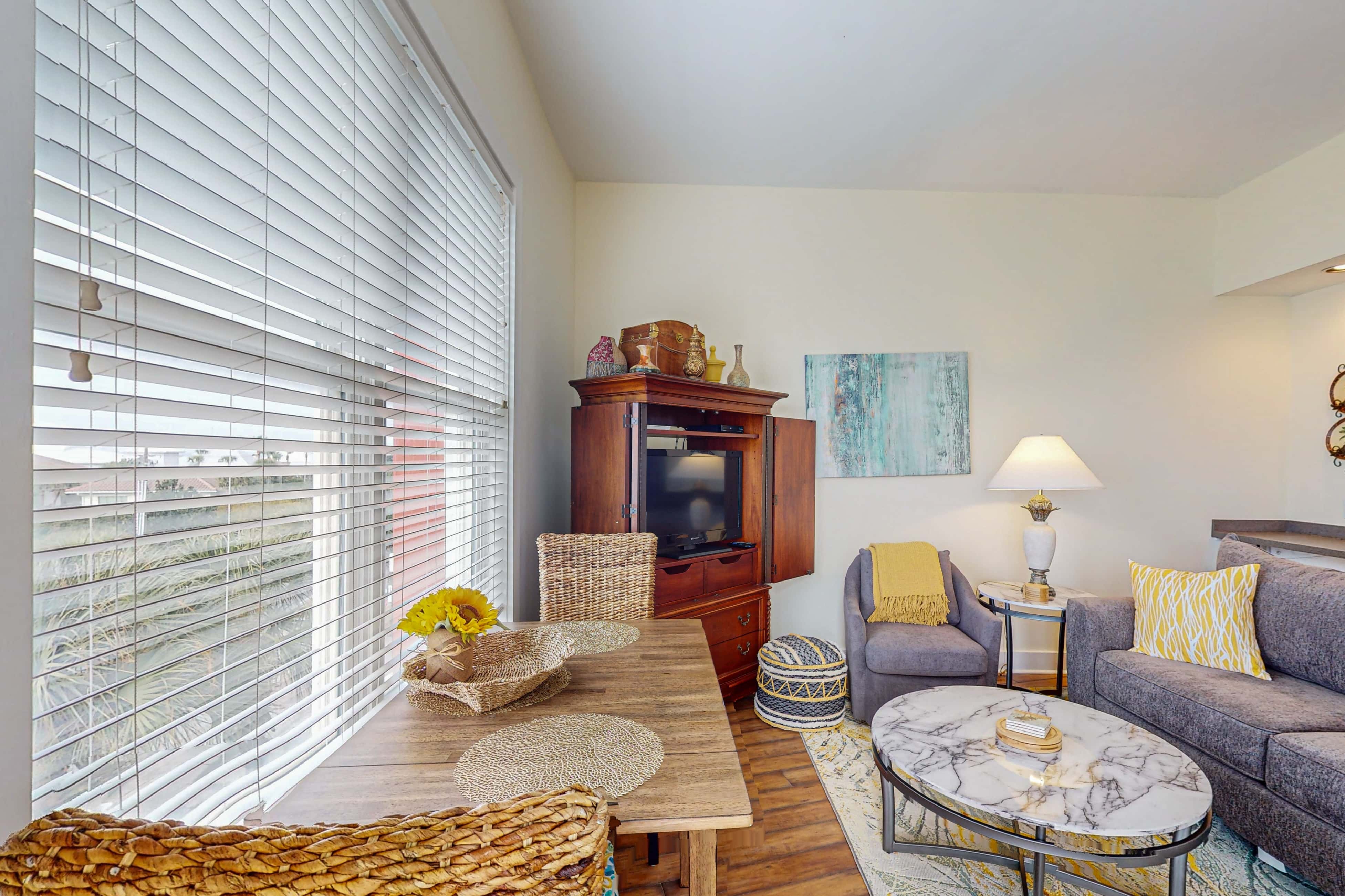 Bright condo near shopping & restaurants with tennis & shared pools