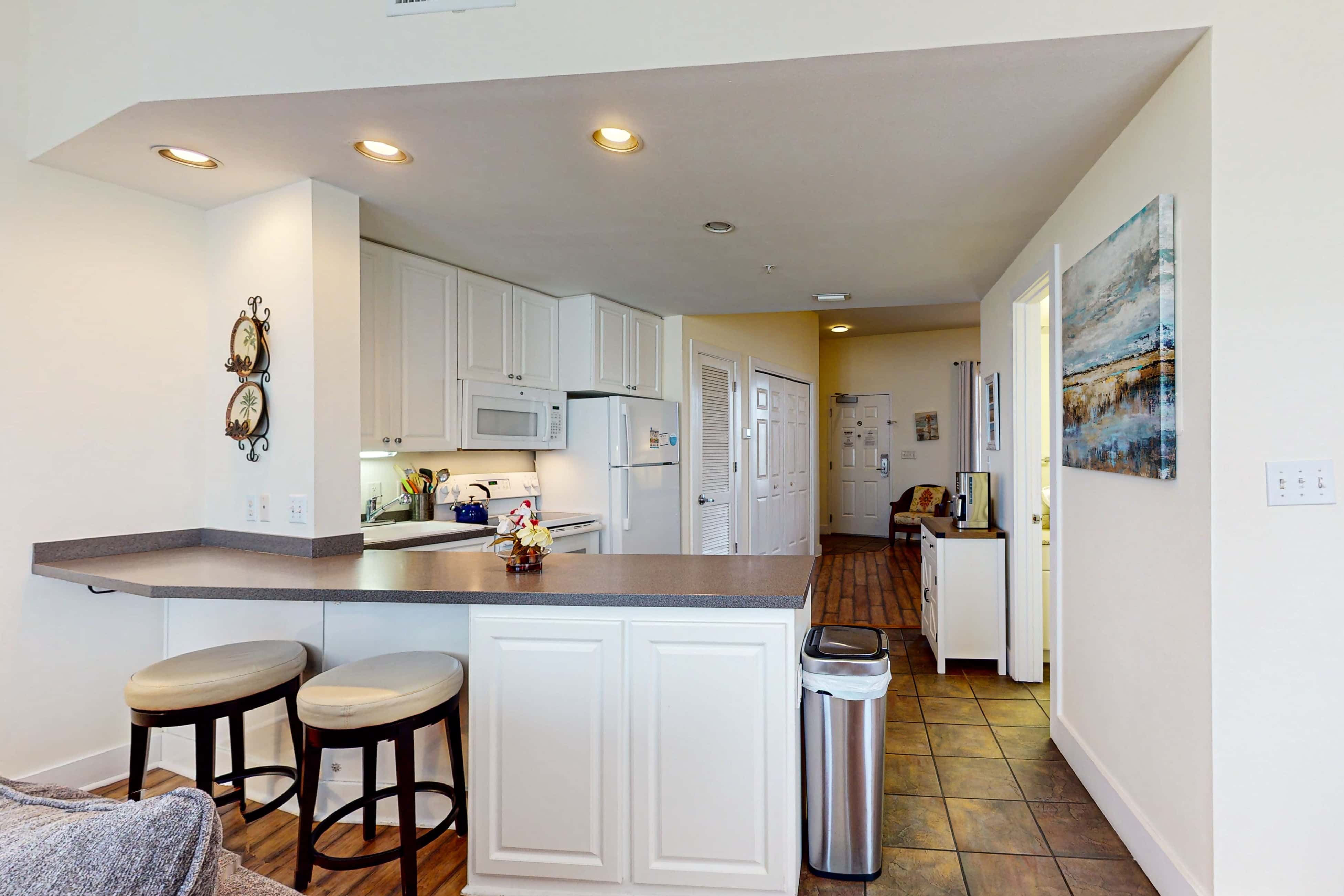 Bright condo near shopping & restaurants with tennis & shared pools