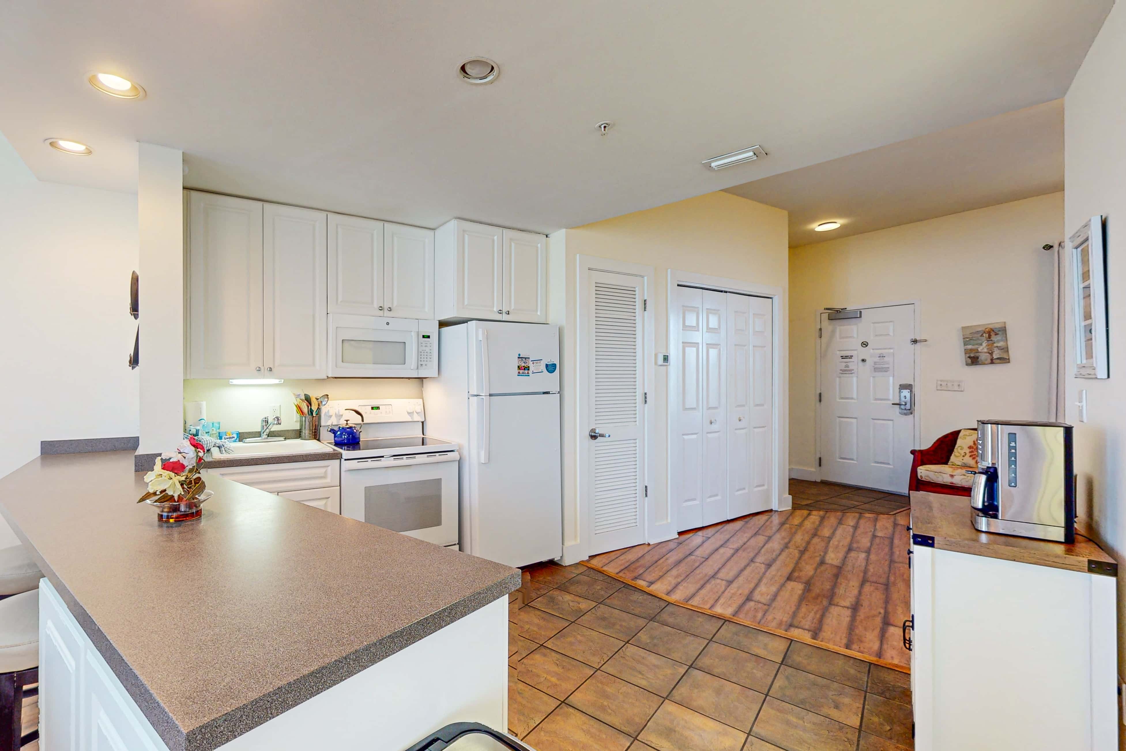 Bright condo near shopping & restaurants with tennis & shared pools