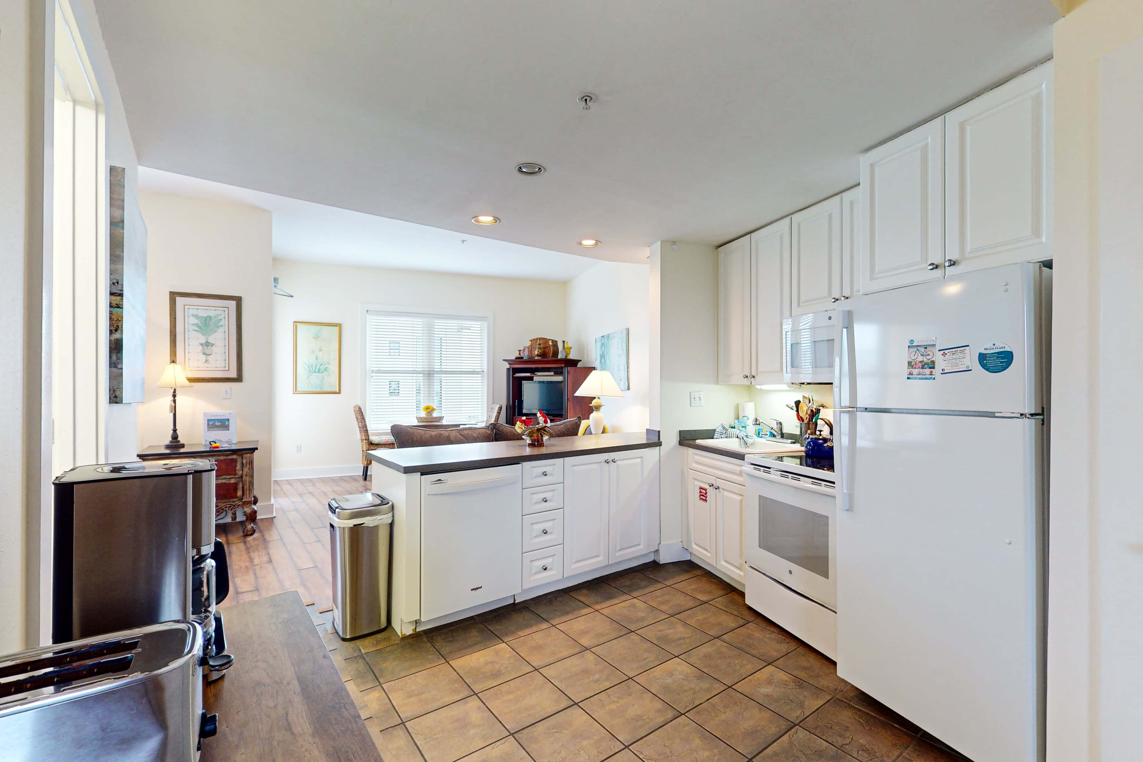 Bright condo near shopping & restaurants with tennis & shared pools