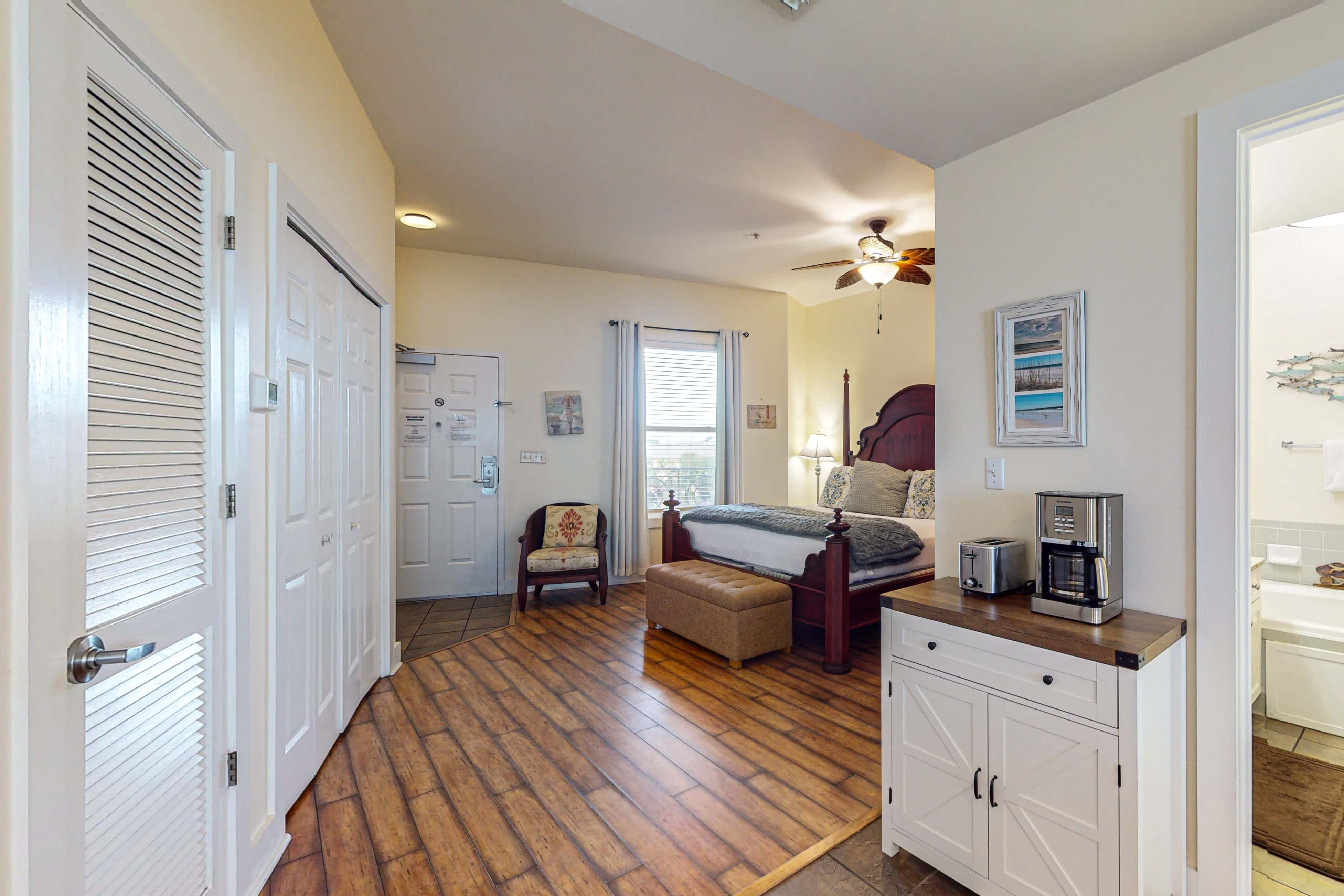 Bright condo near shopping & restaurants with tennis & shared pools