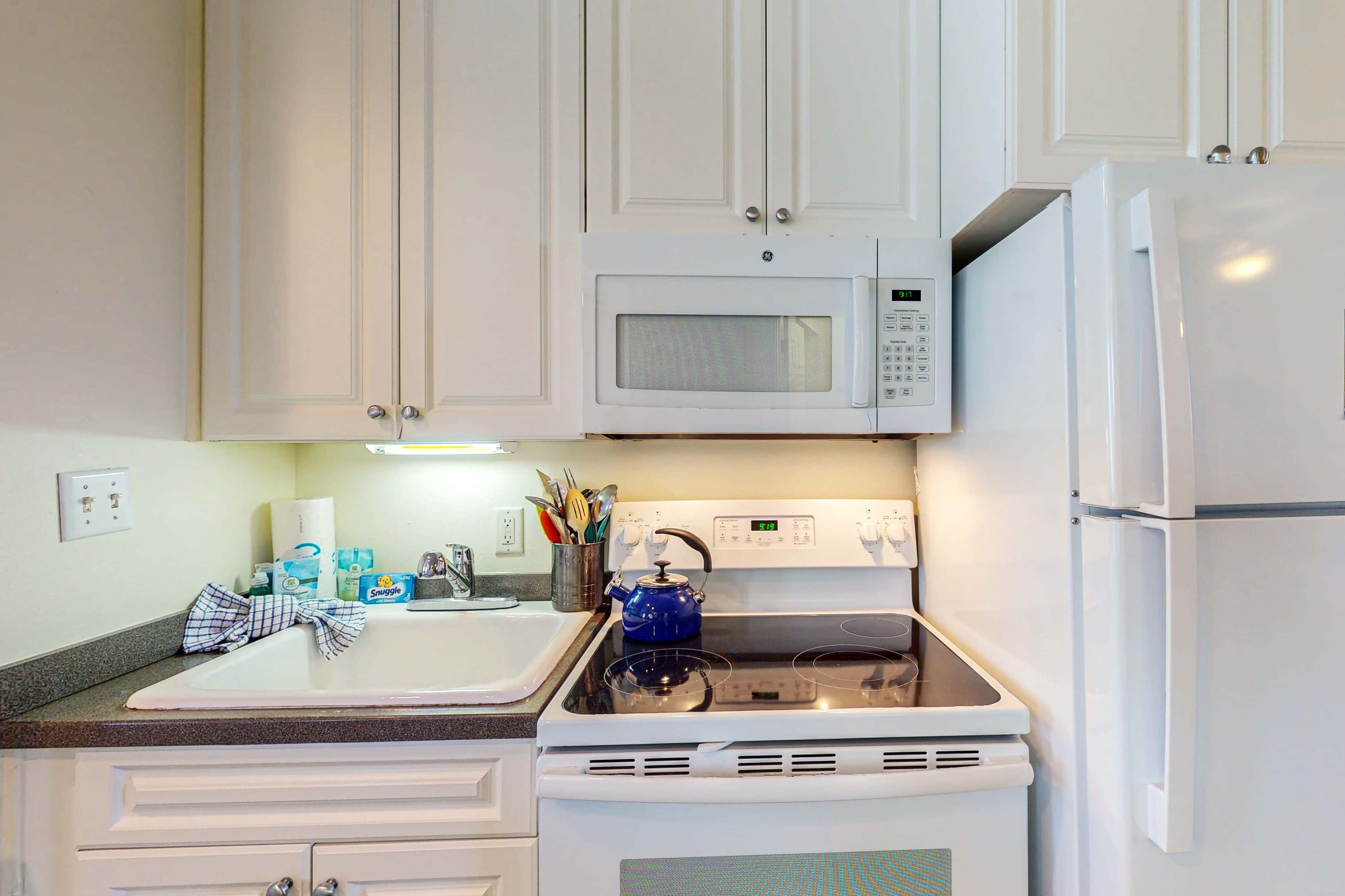 Bright condo near shopping & restaurants with tennis & shared pools
