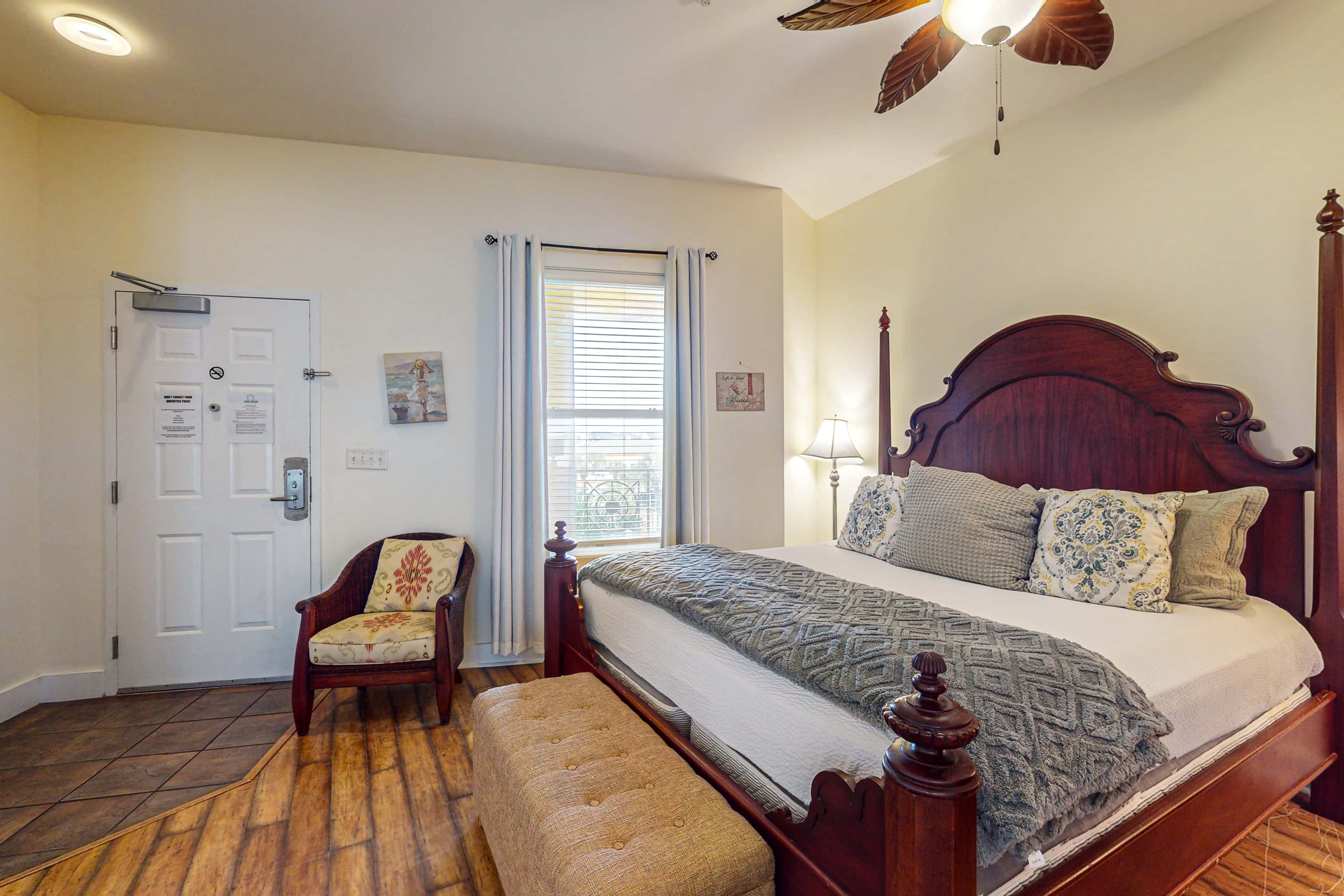 Bright condo near shopping & restaurants with tennis & shared pools