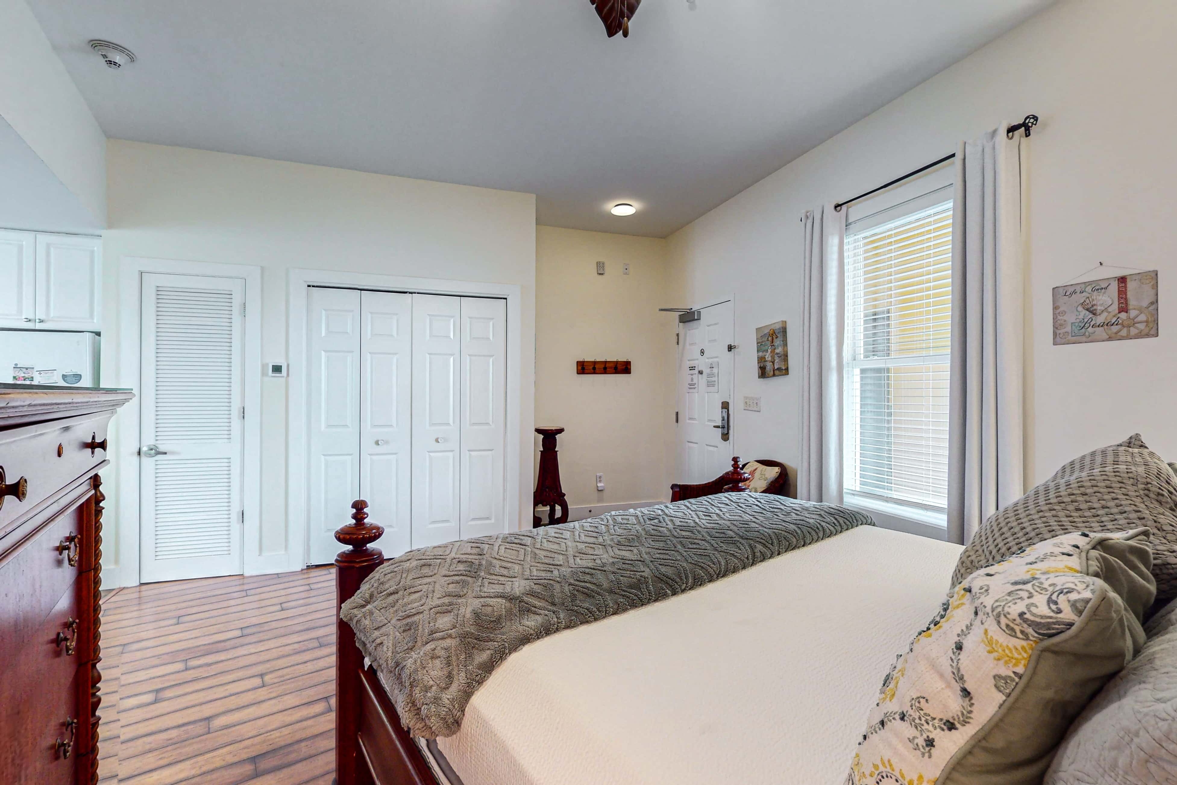 Bright condo near shopping & restaurants with tennis & shared pools