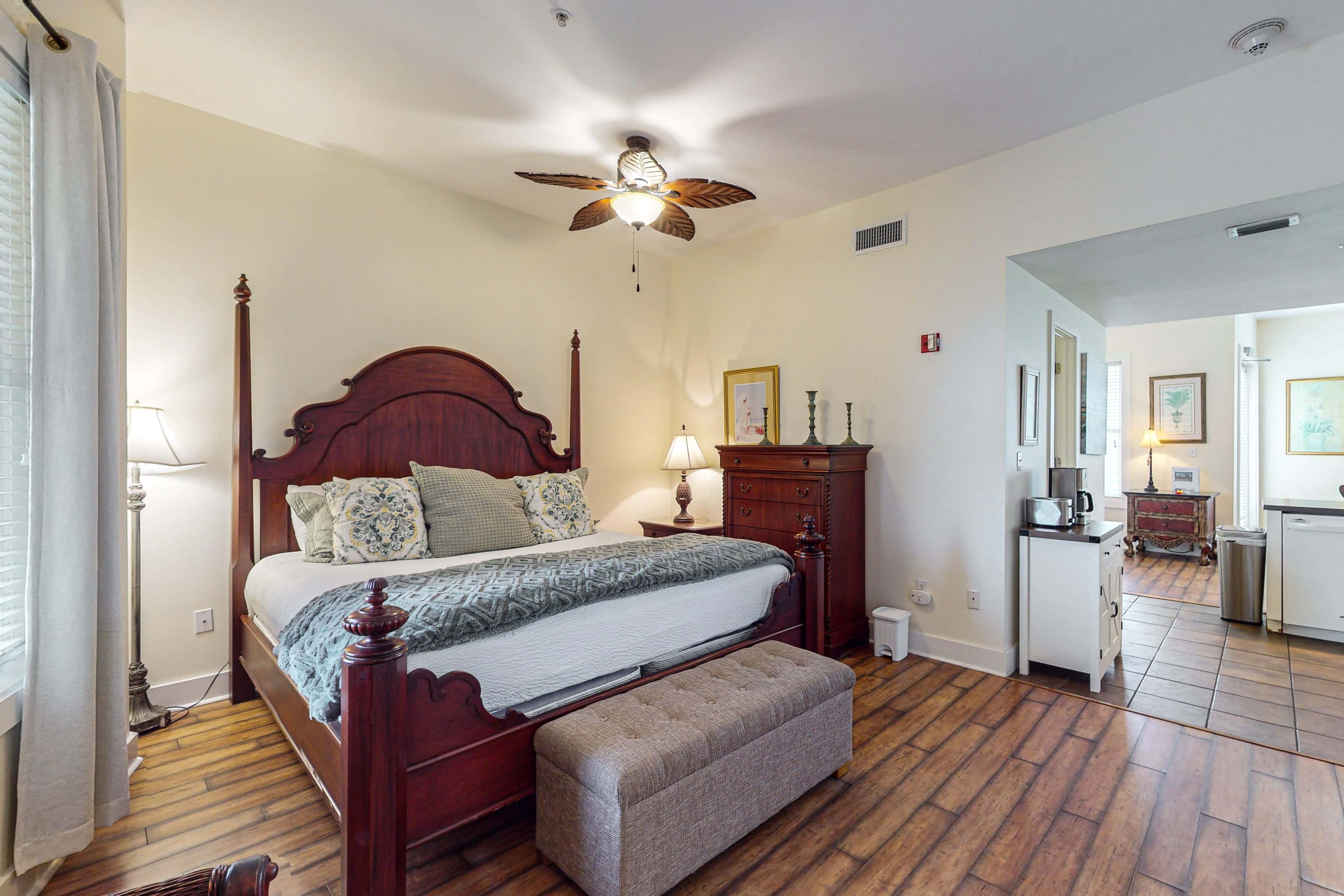 Bright condo near shopping & restaurants with tennis & shared pools