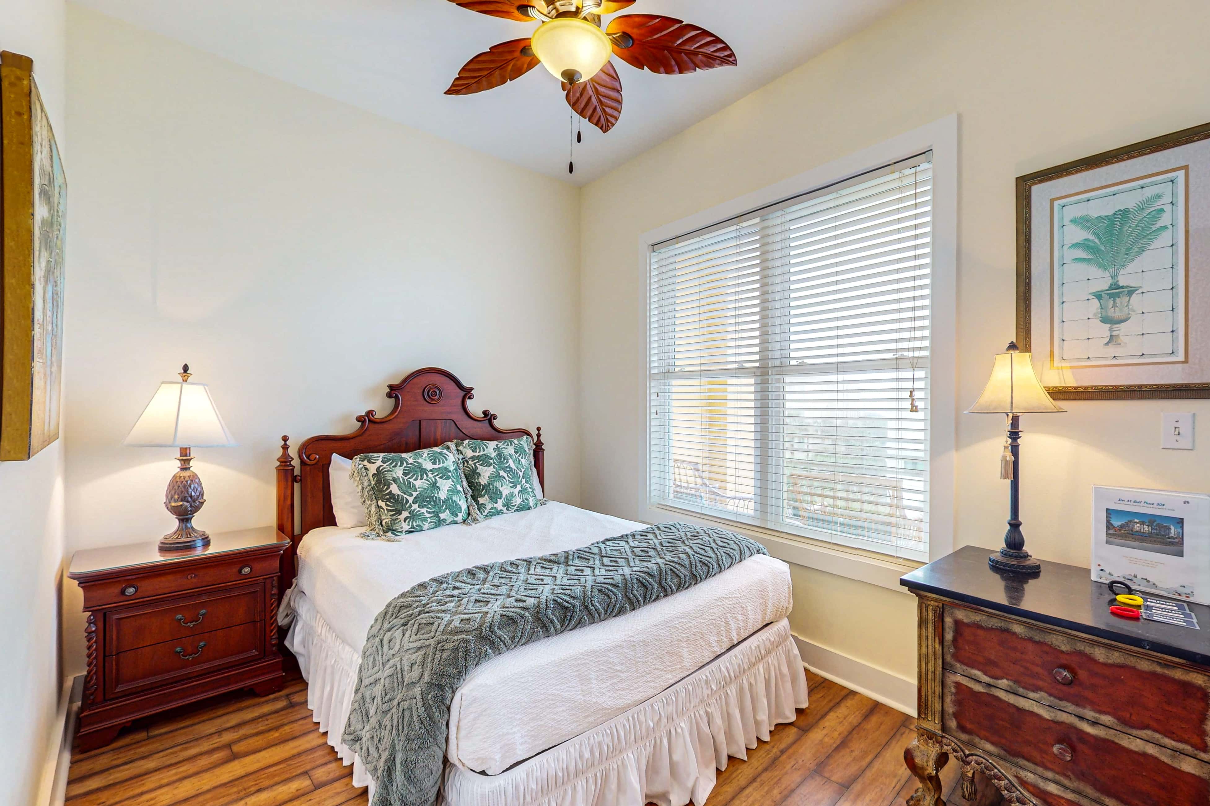 Bright condo near shopping & restaurants with tennis & shared pools