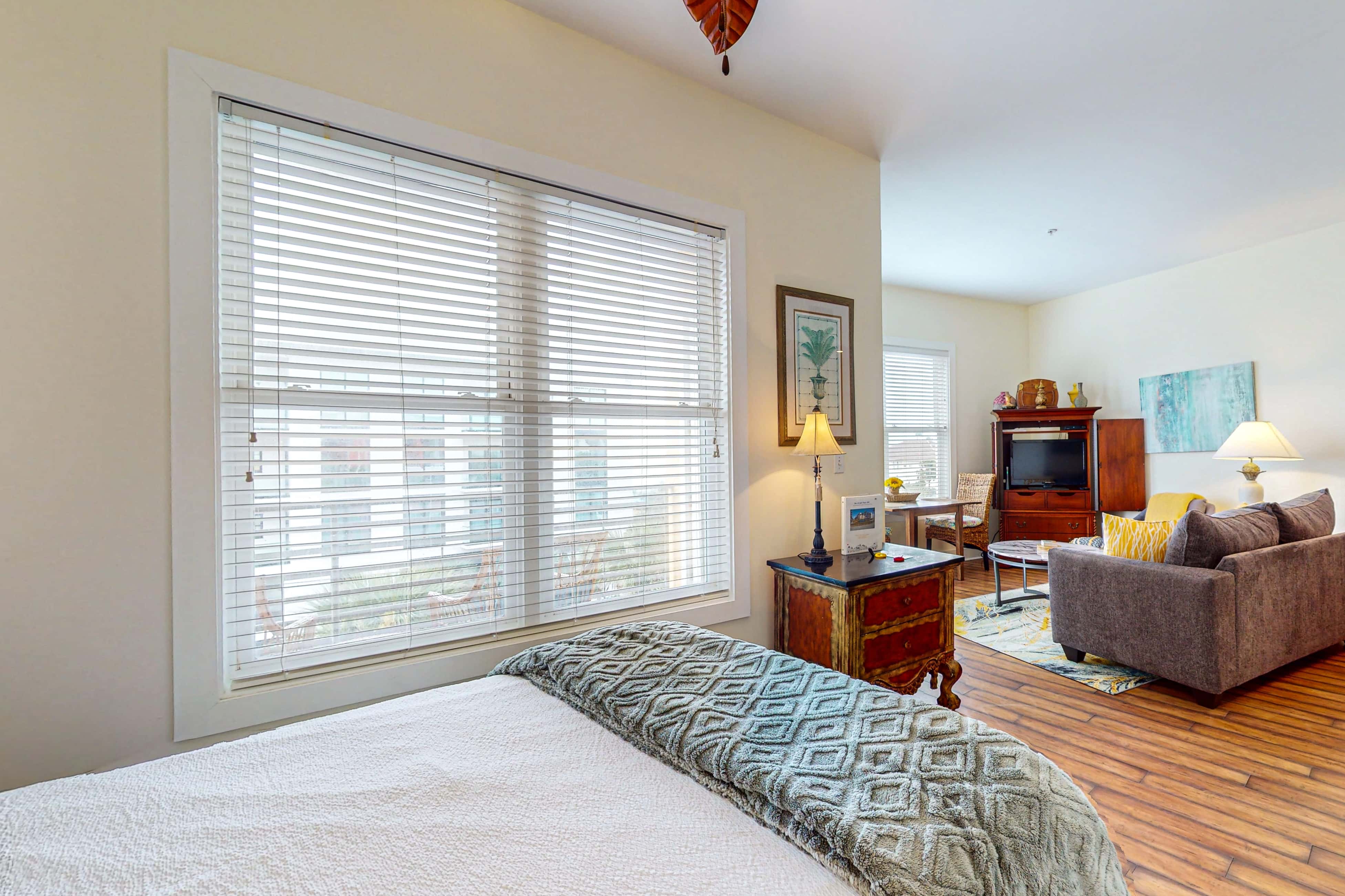 Bright condo near shopping & restaurants with tennis & shared pools