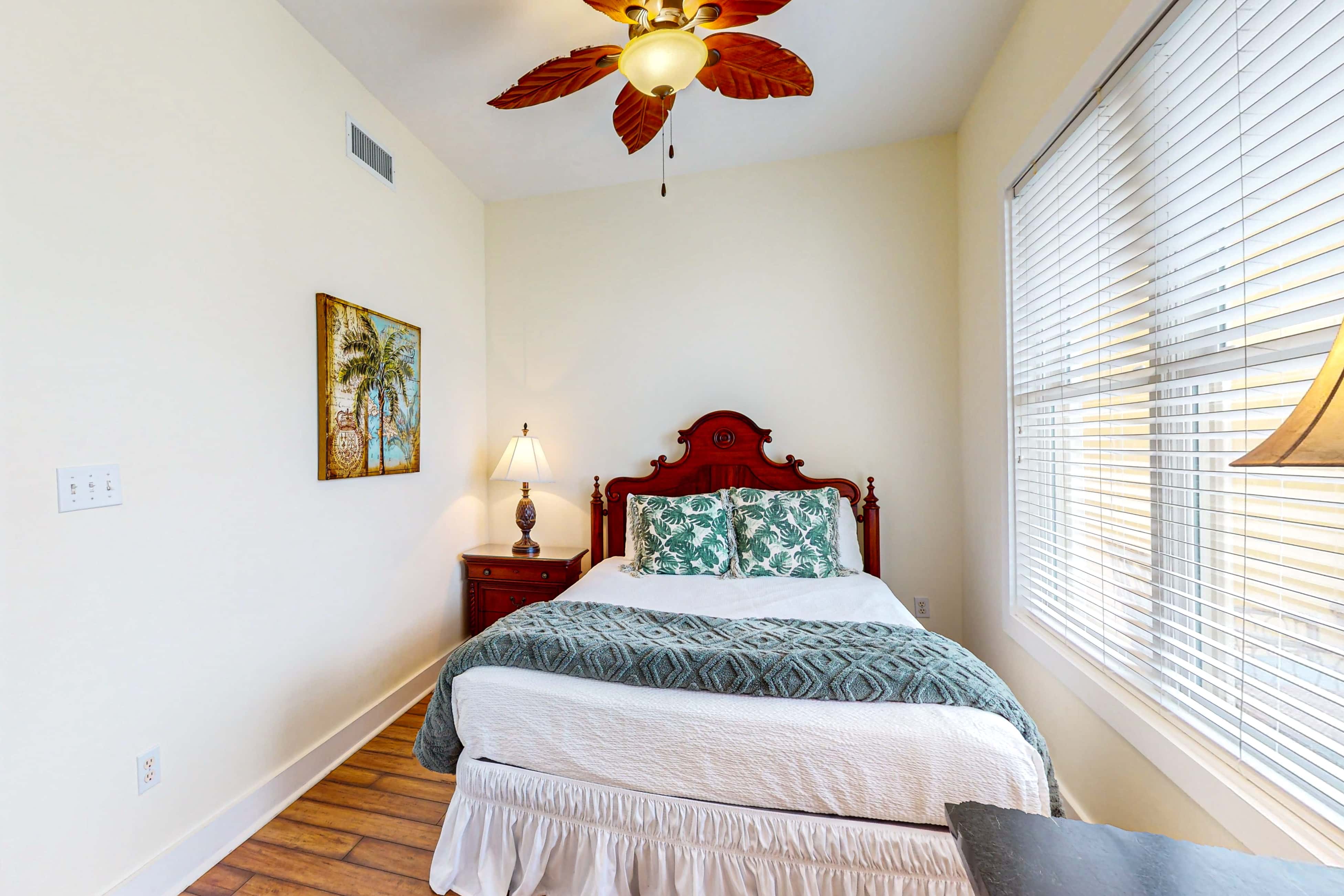 Bright condo near shopping & restaurants with tennis & shared pools