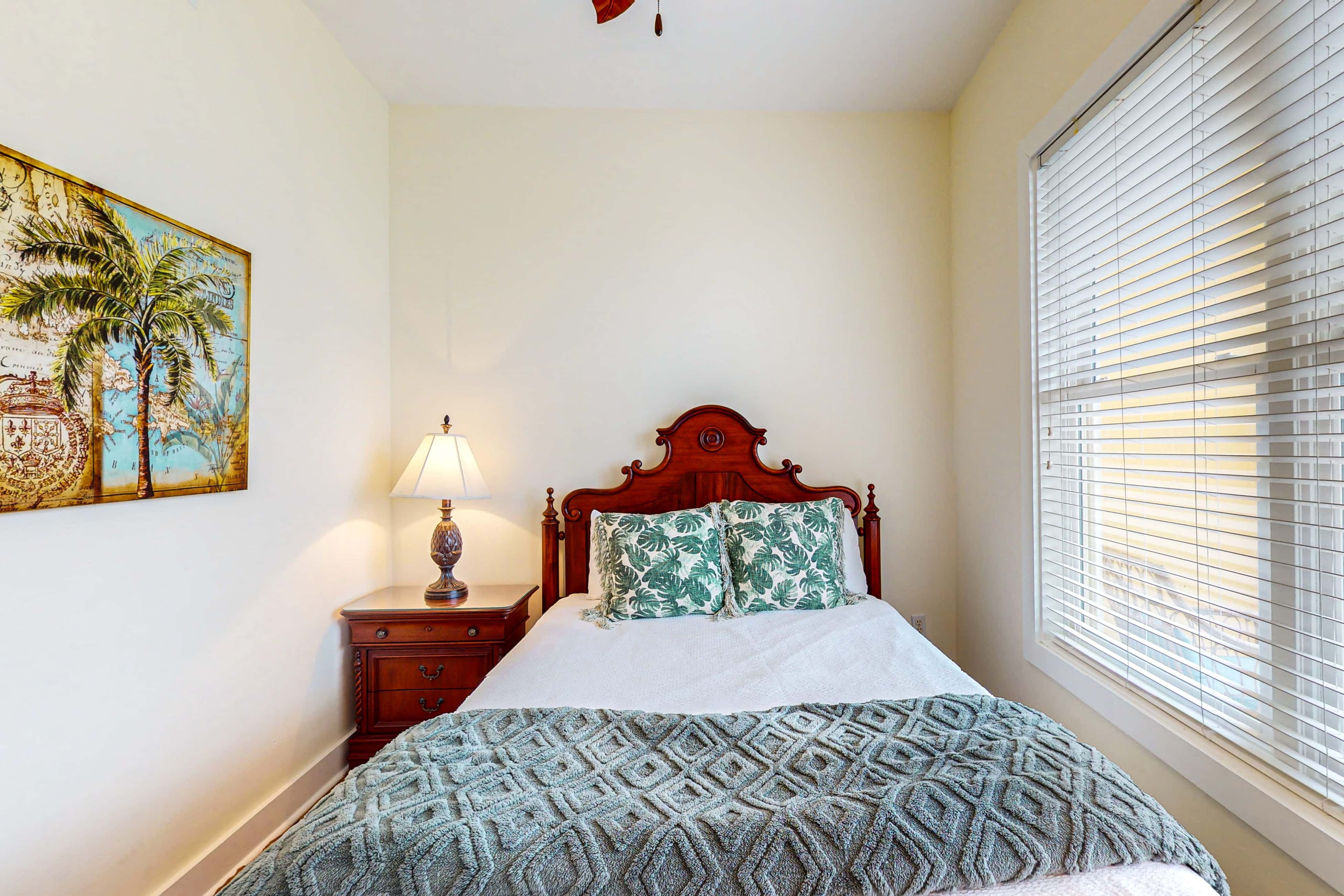 Bright condo near shopping & restaurants with tennis & shared pools
