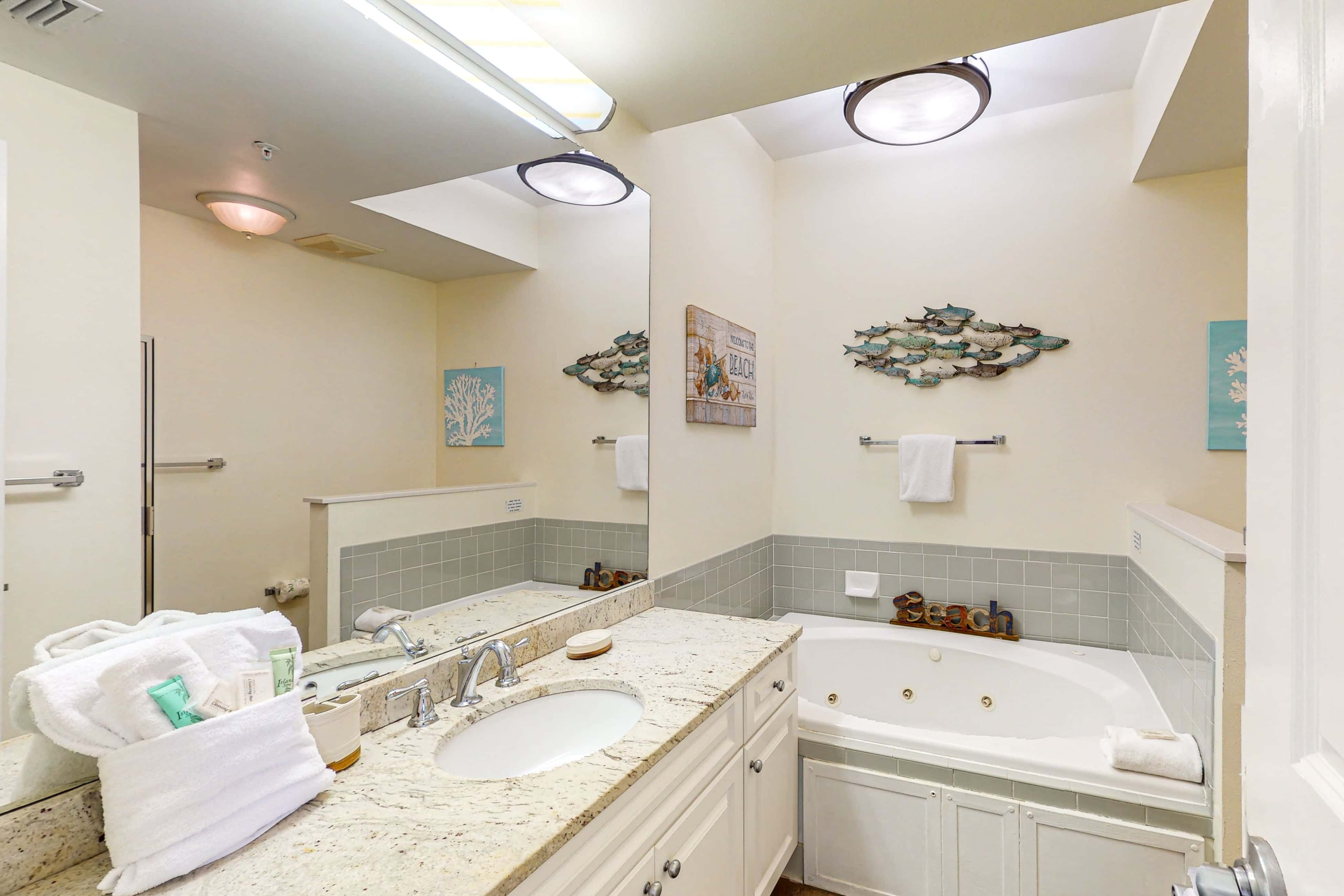 Bright condo near shopping & restaurants with tennis & shared pools