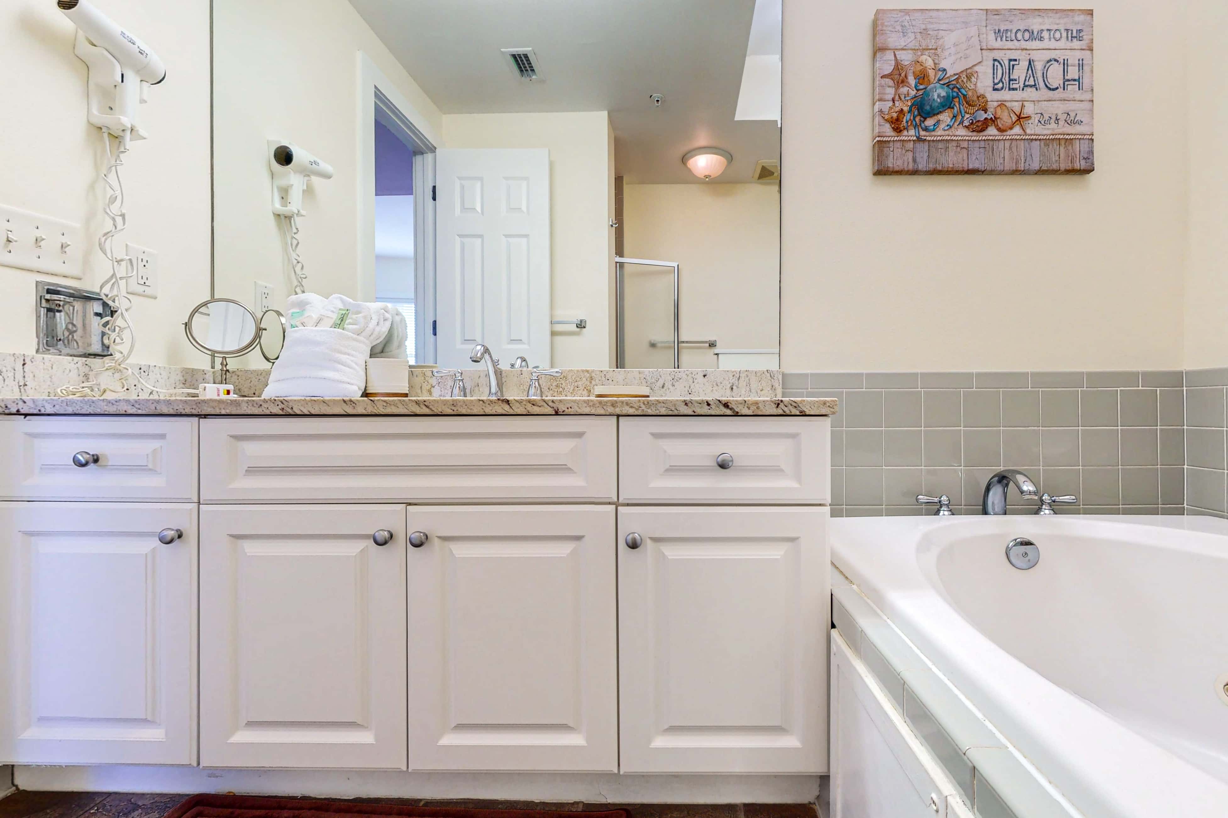 Bright condo near shopping & restaurants with tennis & shared pools