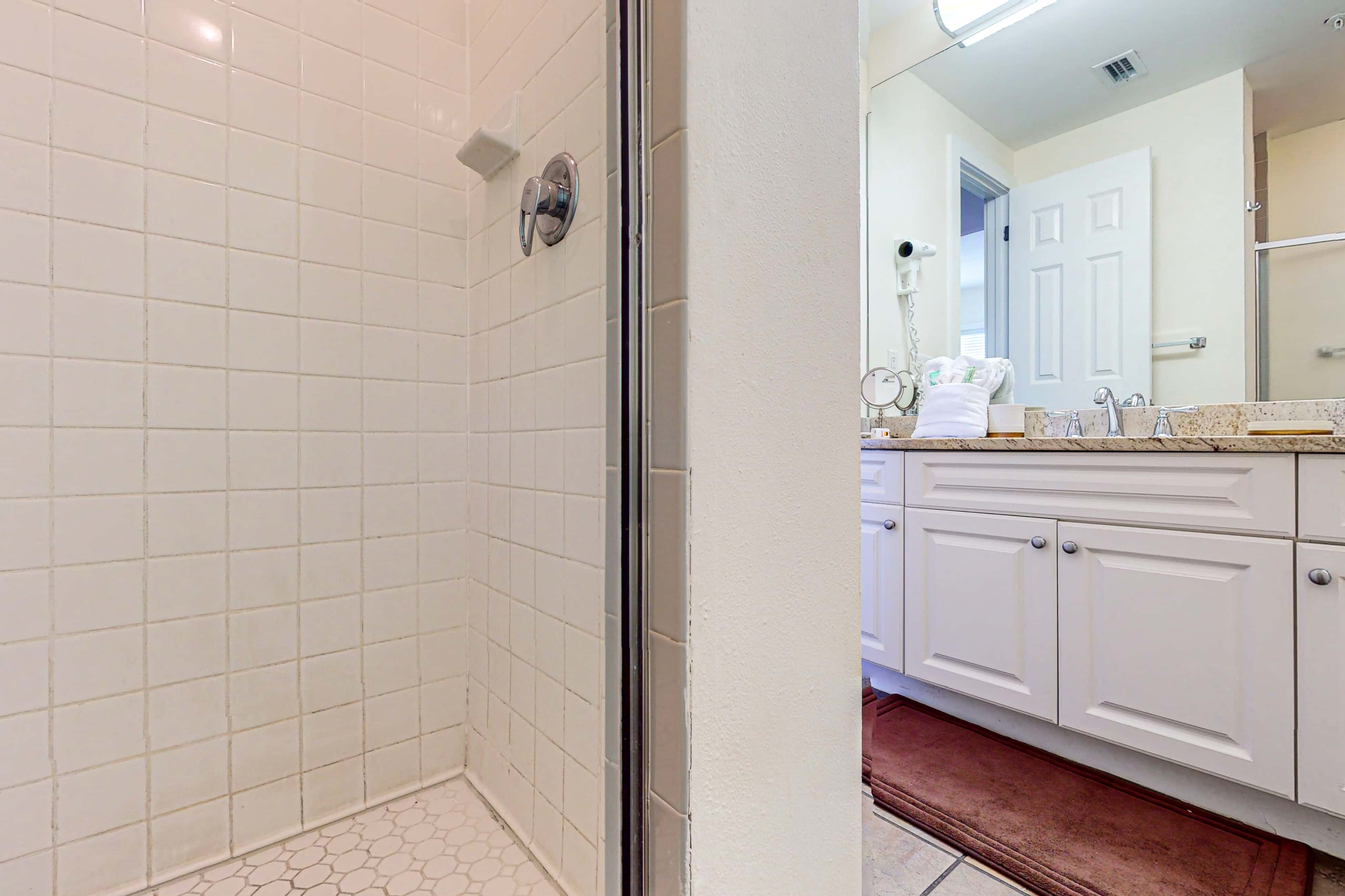 Bright condo near shopping & restaurants with tennis & shared pools