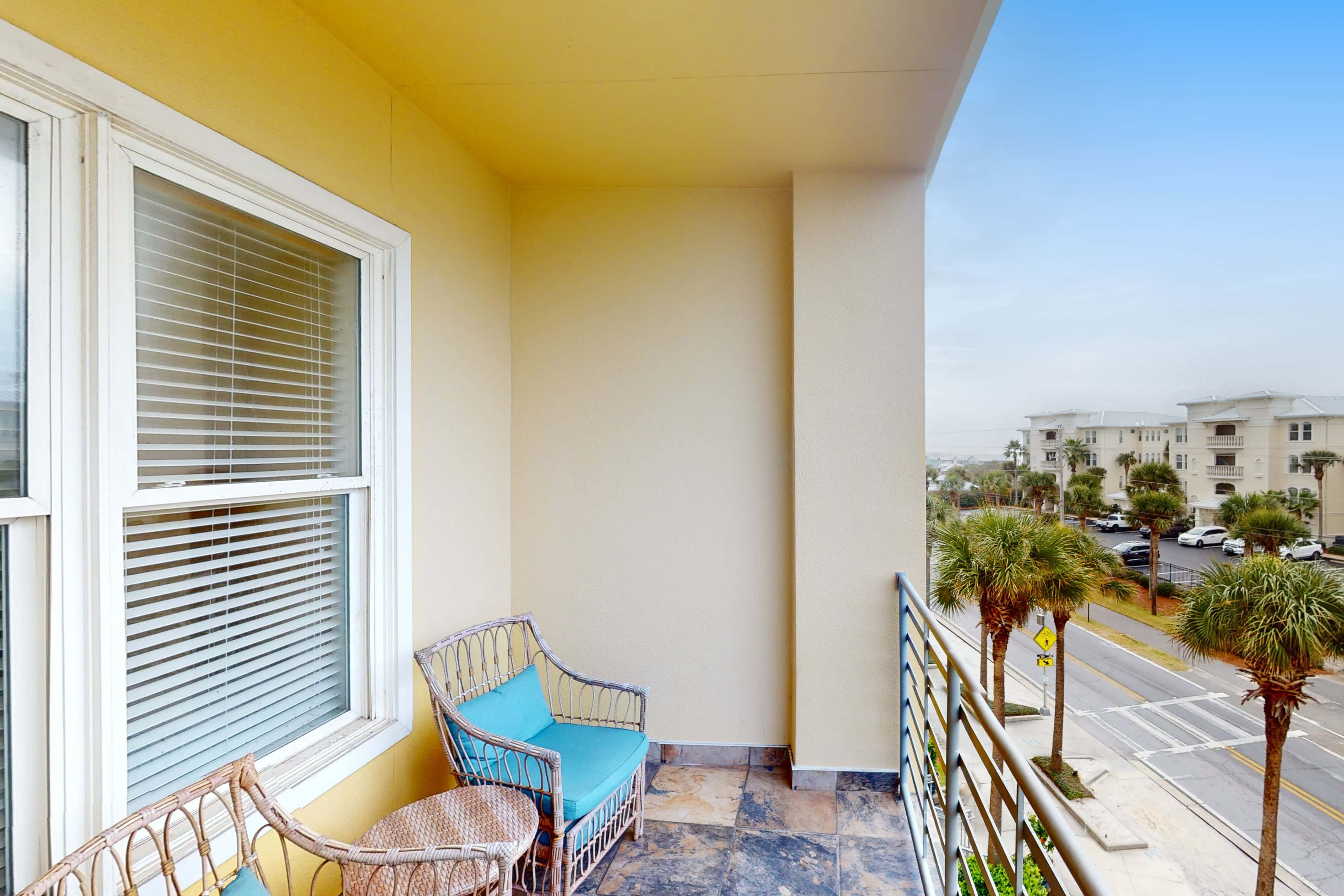 Bright condo near shopping & restaurants with tennis & shared pools