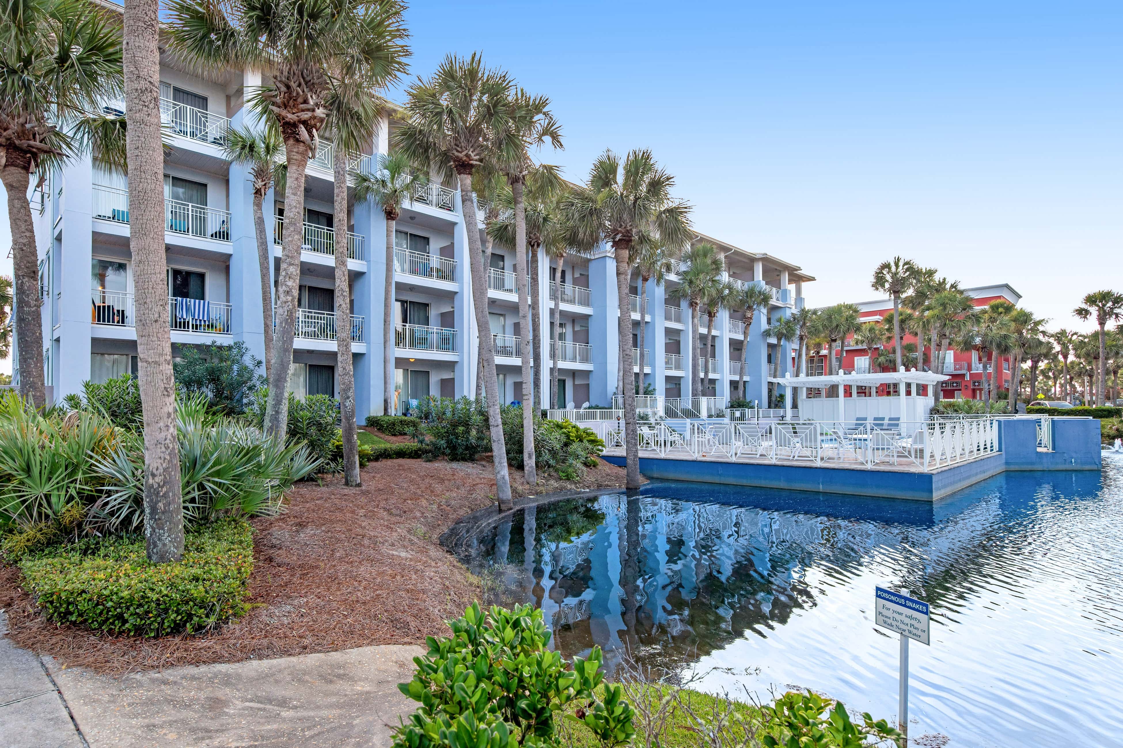 Bright condo near shopping & restaurants with tennis & shared pools