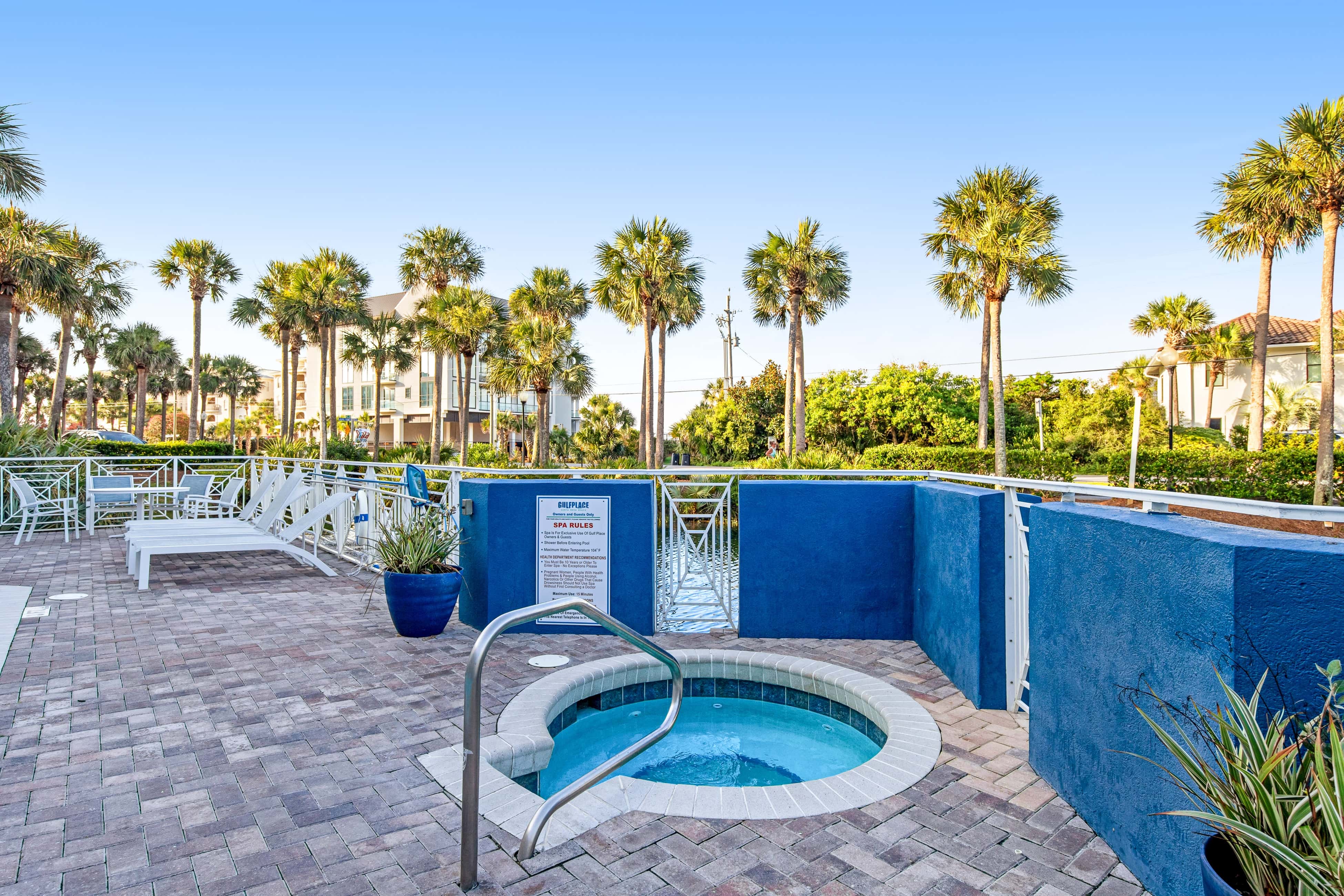 Bright condo near shopping & restaurants with tennis & shared pools