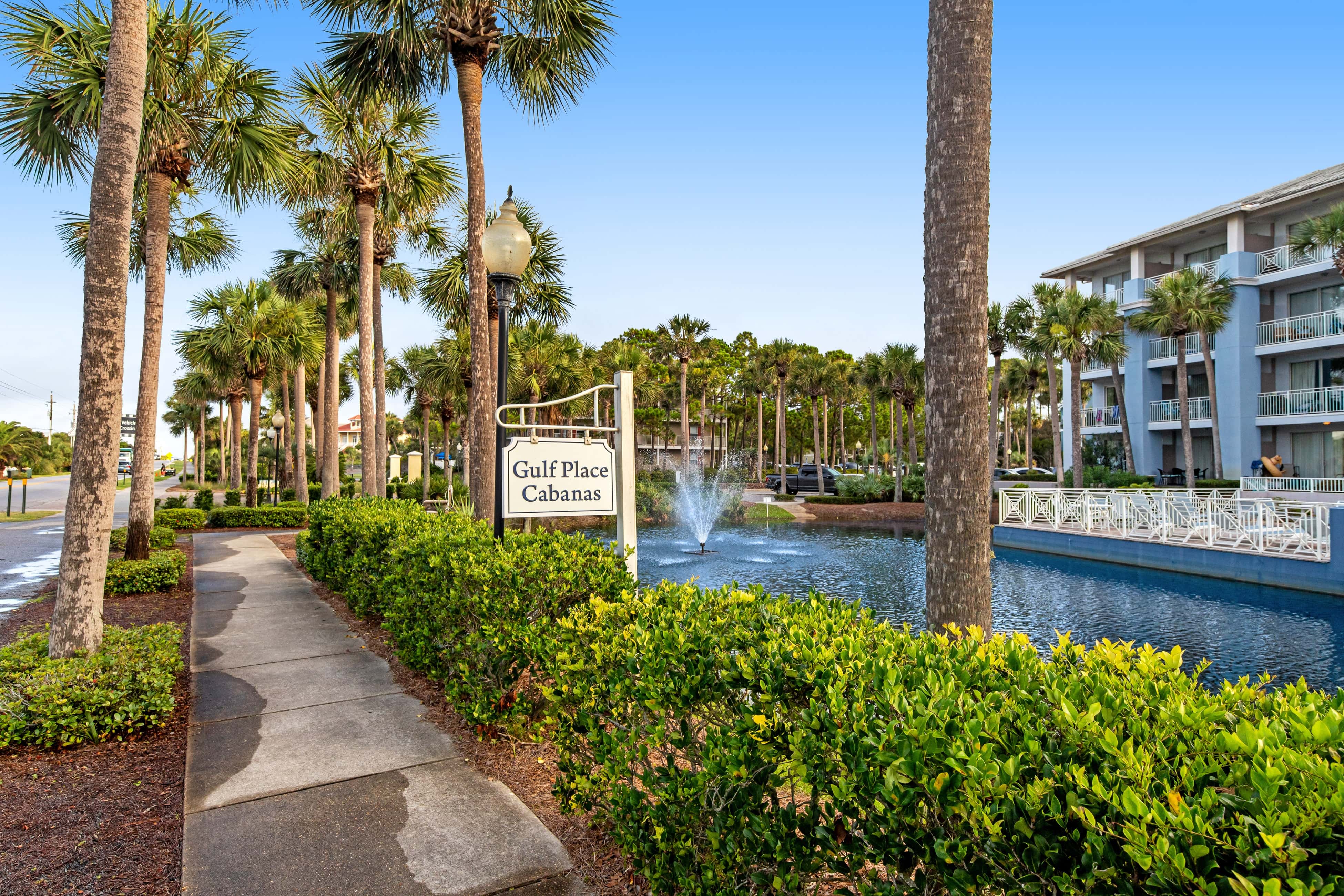 Bright condo near shopping & restaurants with tennis & shared pools