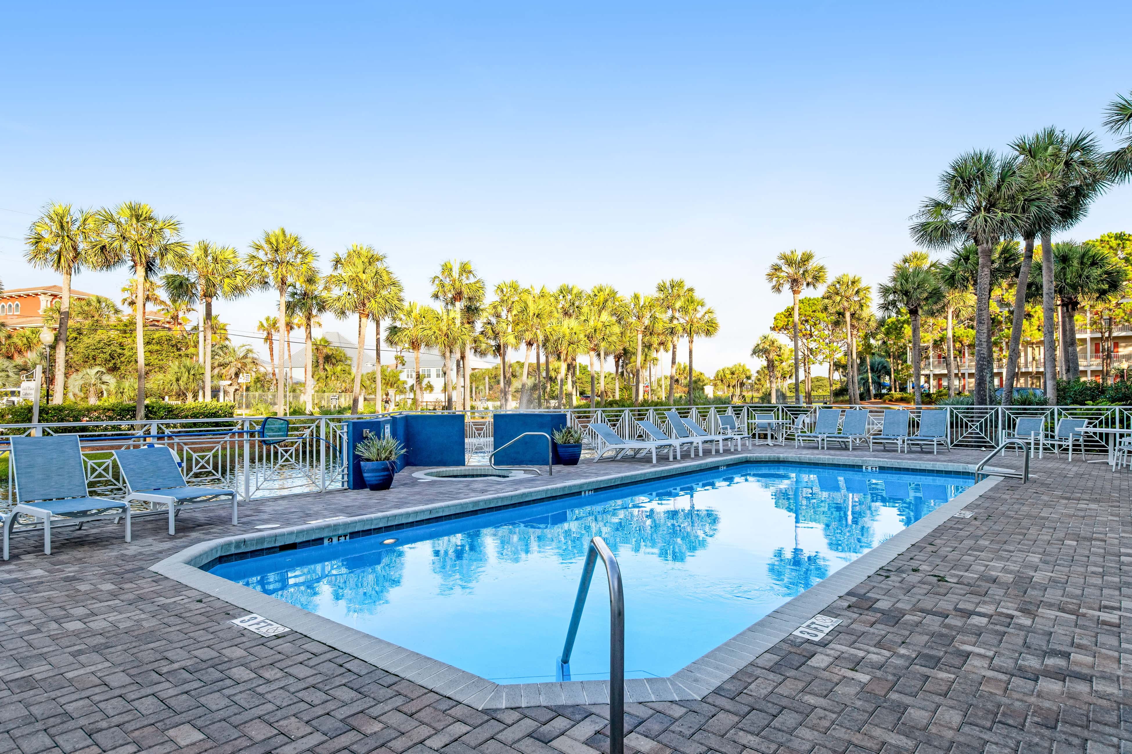 Bright condo near shopping & restaurants with tennis & shared pools