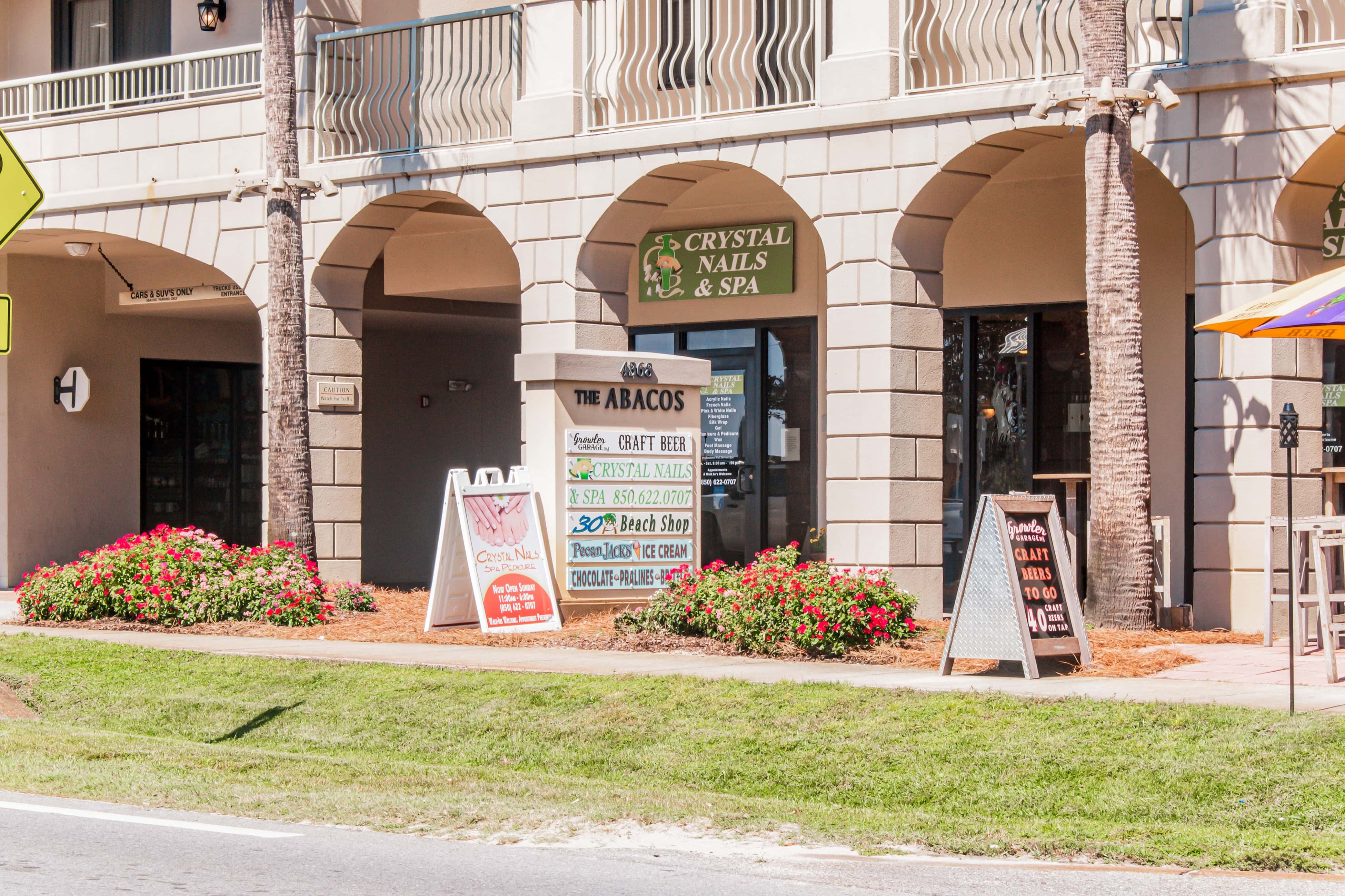 Bright condo near shopping & restaurants with tennis & shared pools