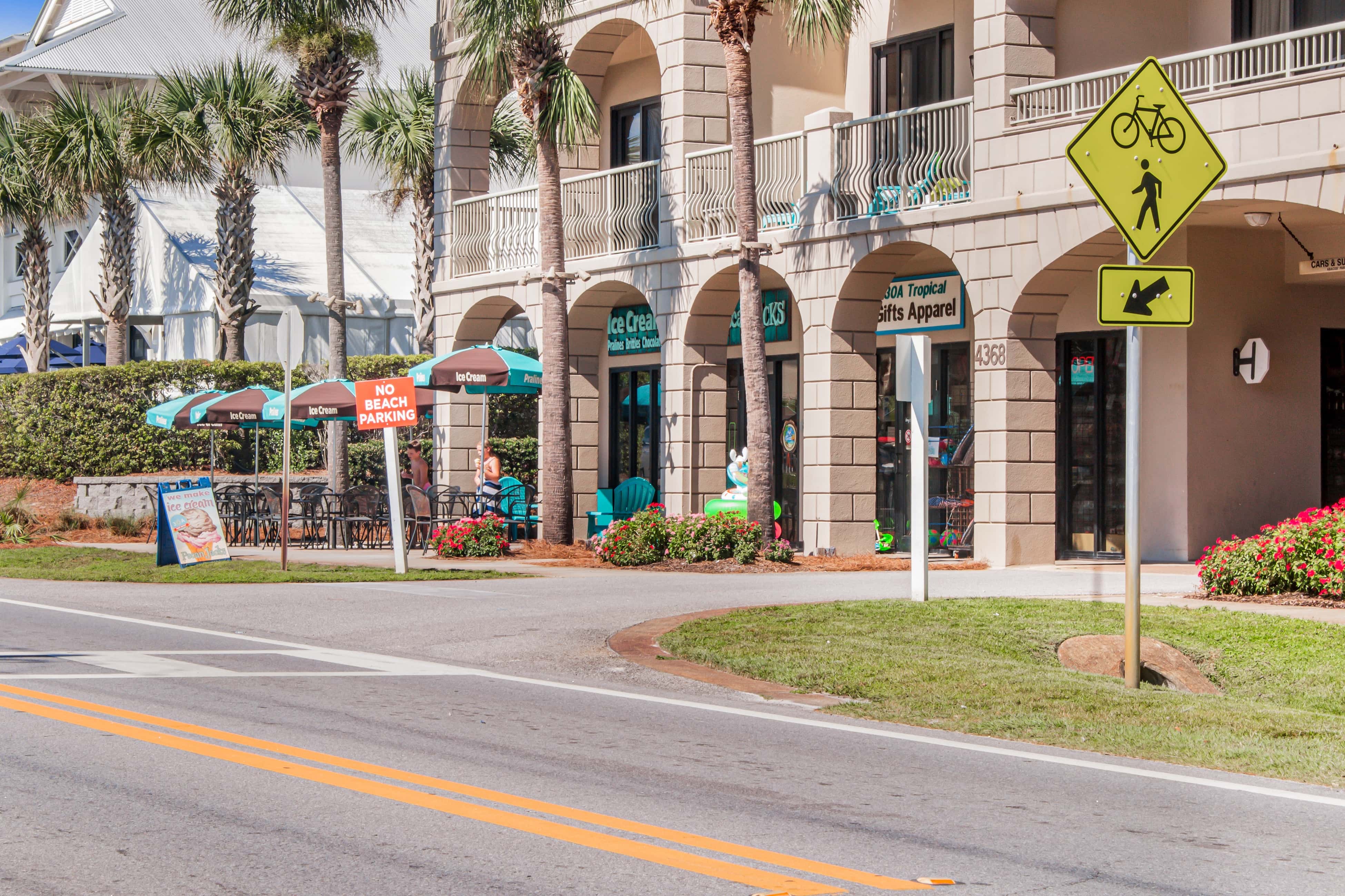 Bright condo near shopping & restaurants with tennis & shared pools