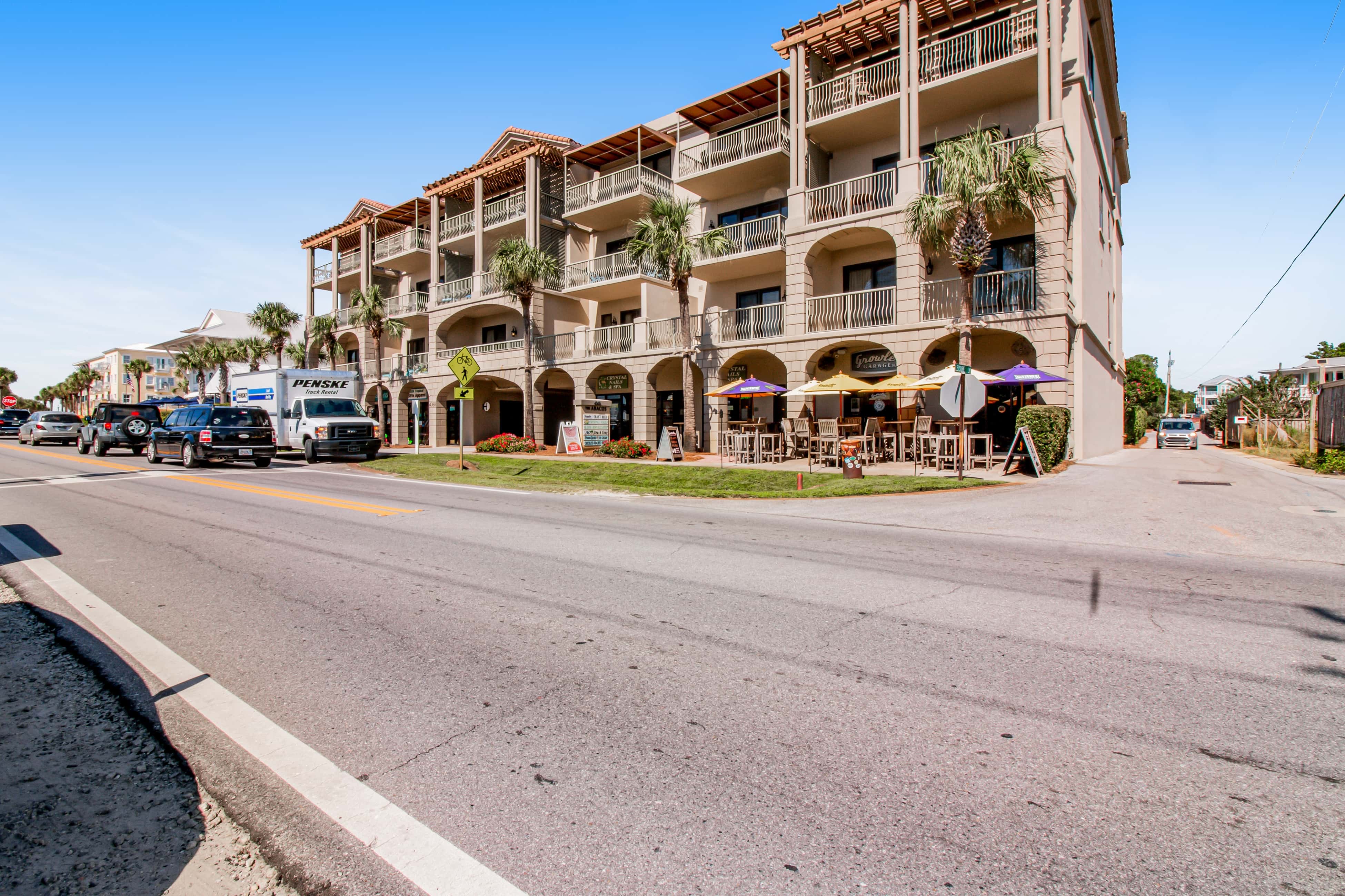 Bright condo near shopping & restaurants with tennis & shared pools