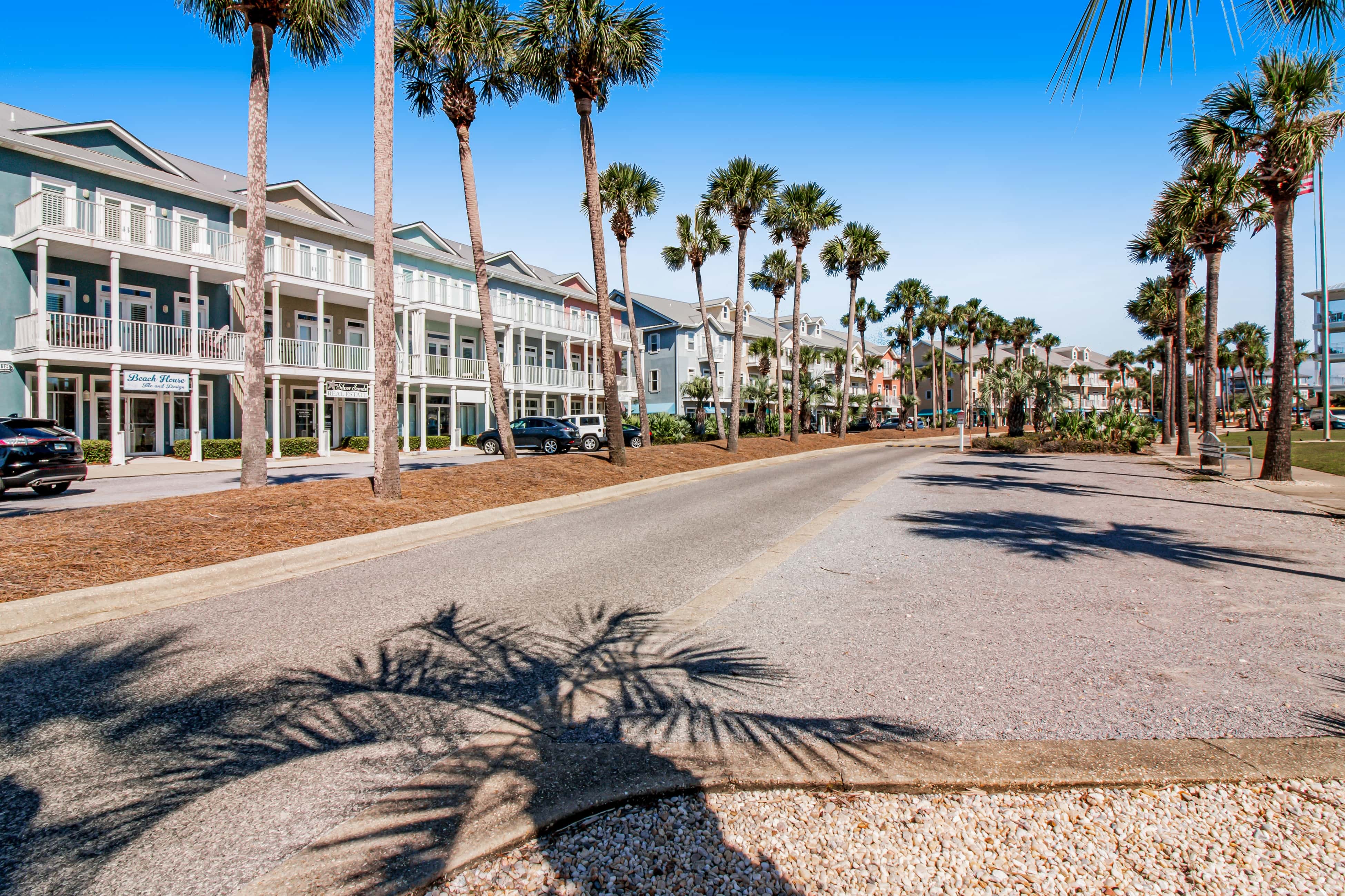 Bright condo near shopping & restaurants with tennis & shared pools