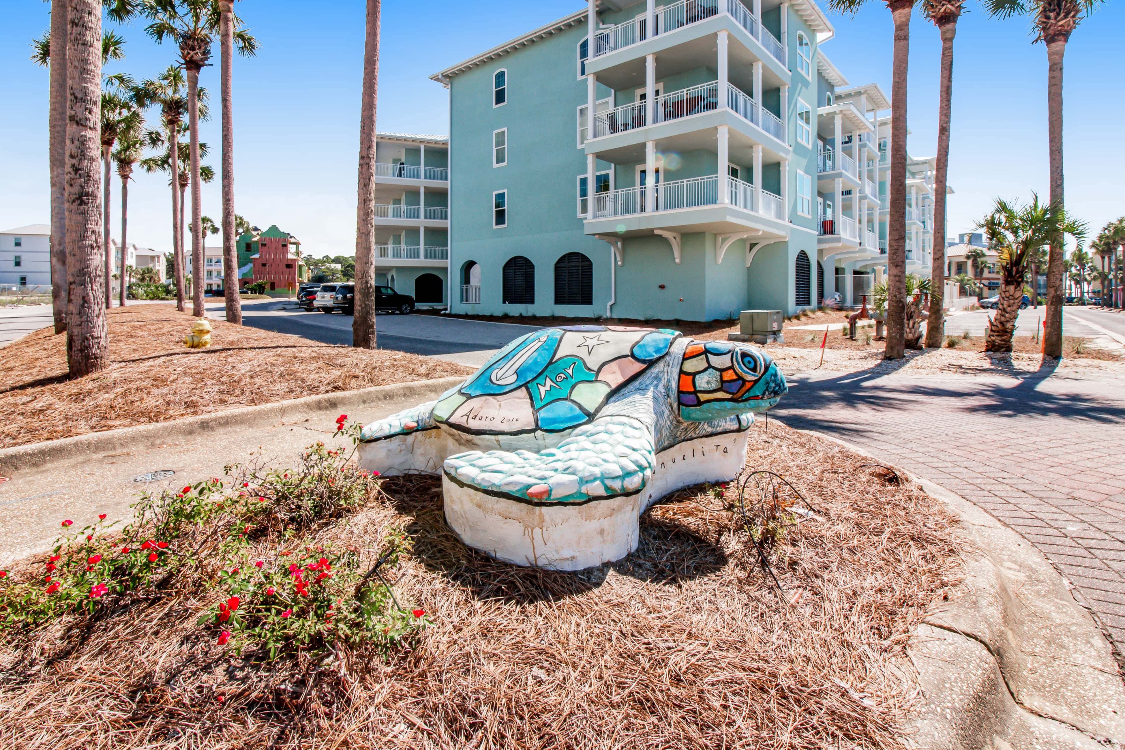 Bright condo near shopping & restaurants with tennis & shared pools