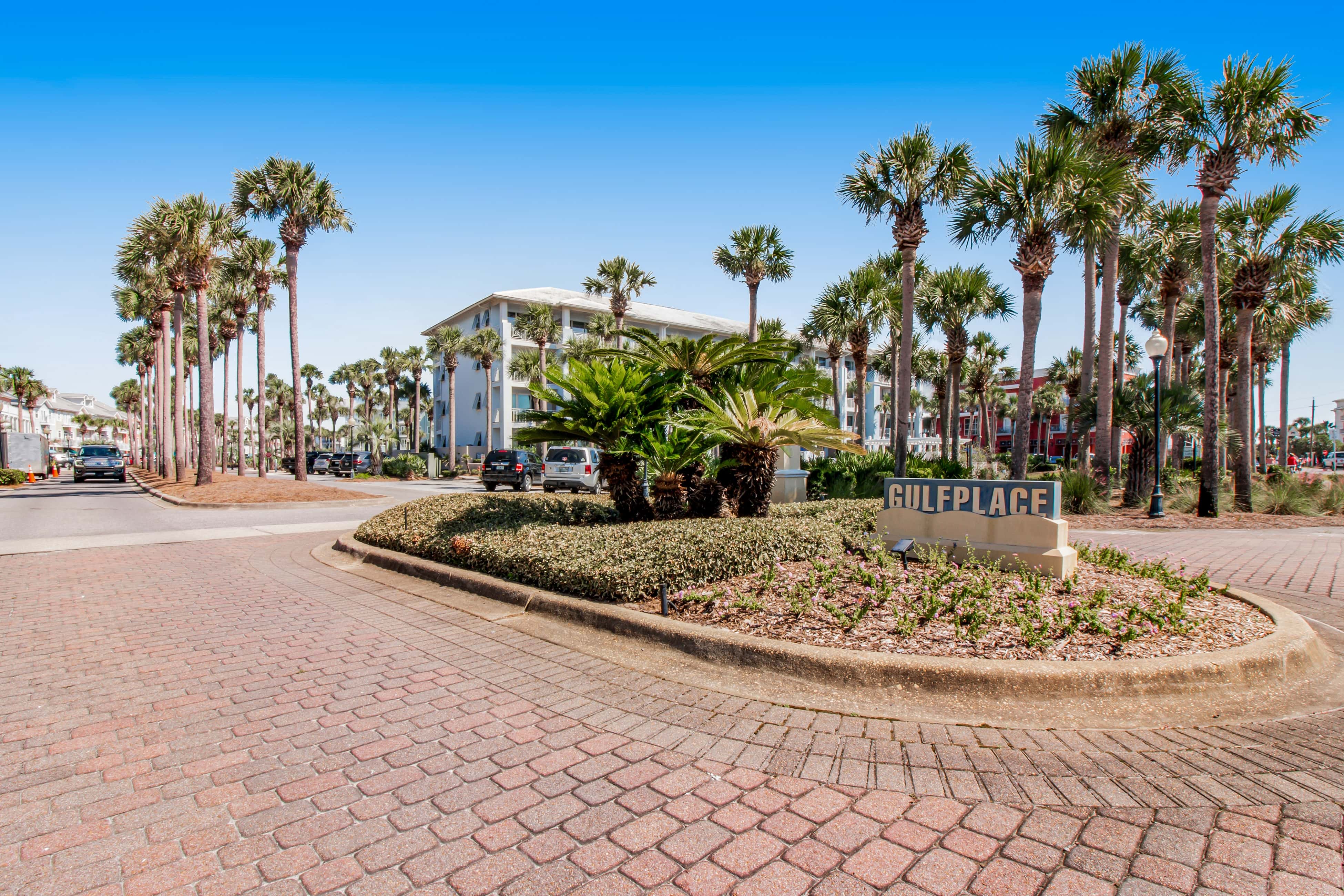 Bright condo near shopping & restaurants with tennis & shared pools