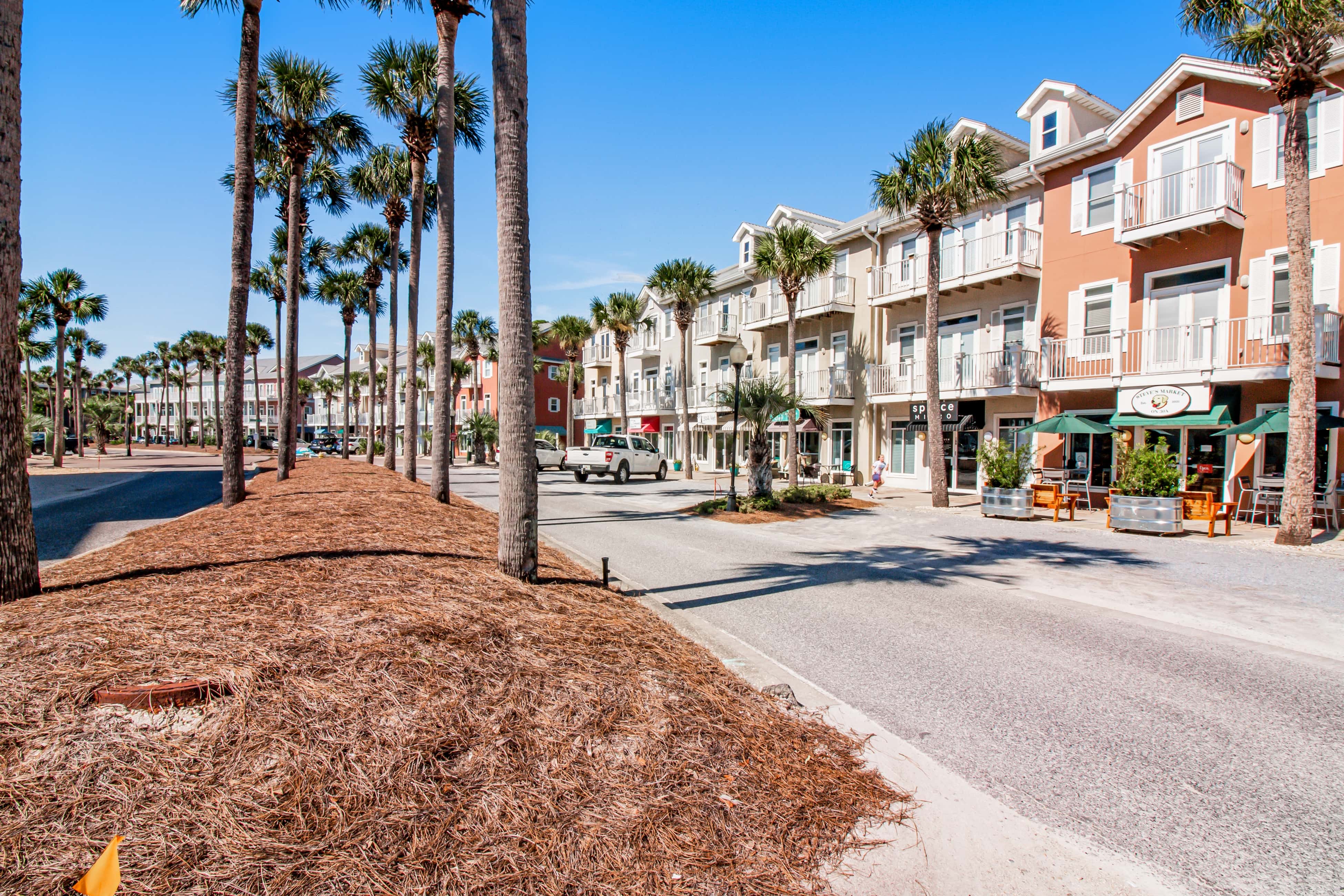 Bright condo near shopping & restaurants with tennis & shared pools