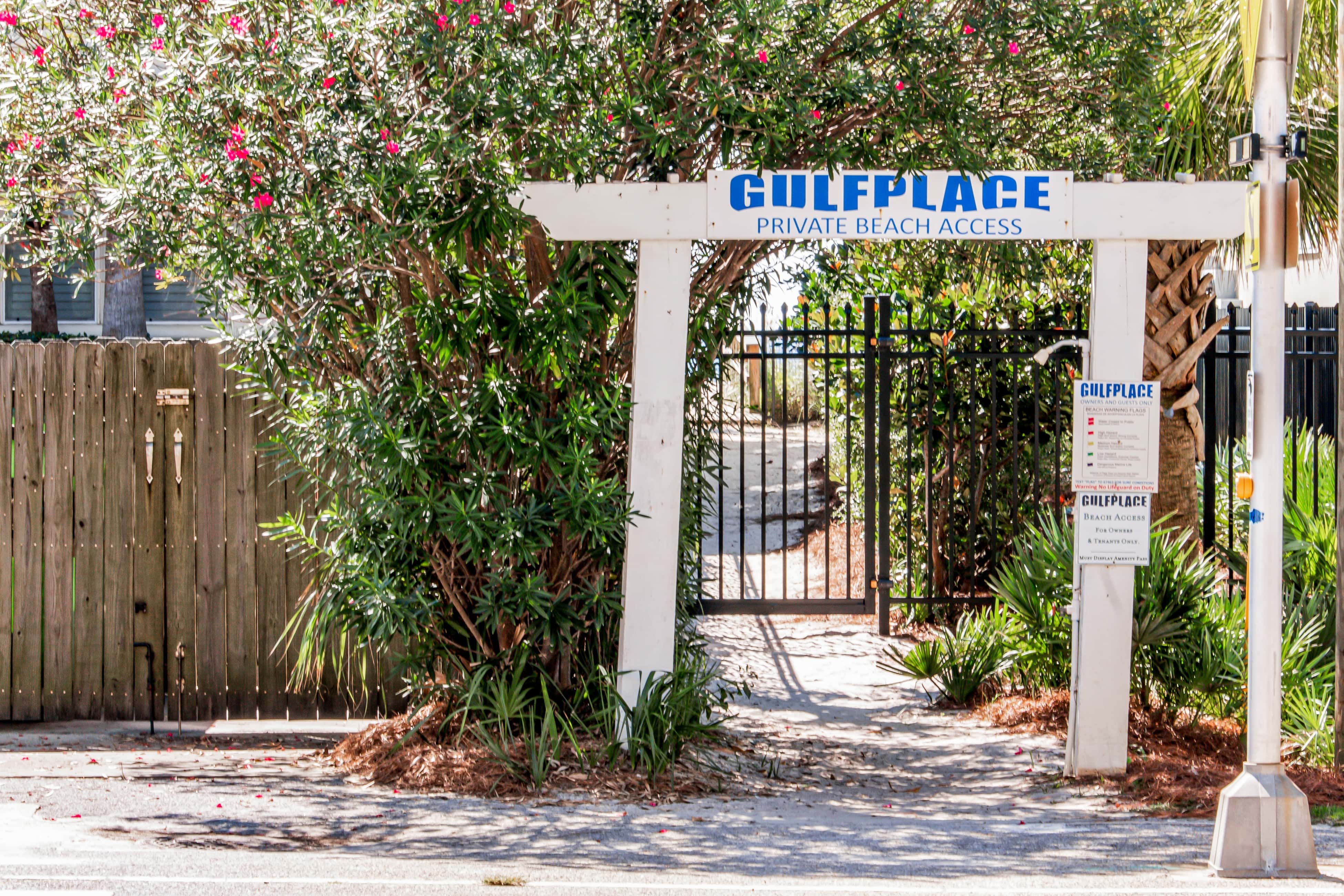 Bright condo near shopping & restaurants with tennis & shared pools