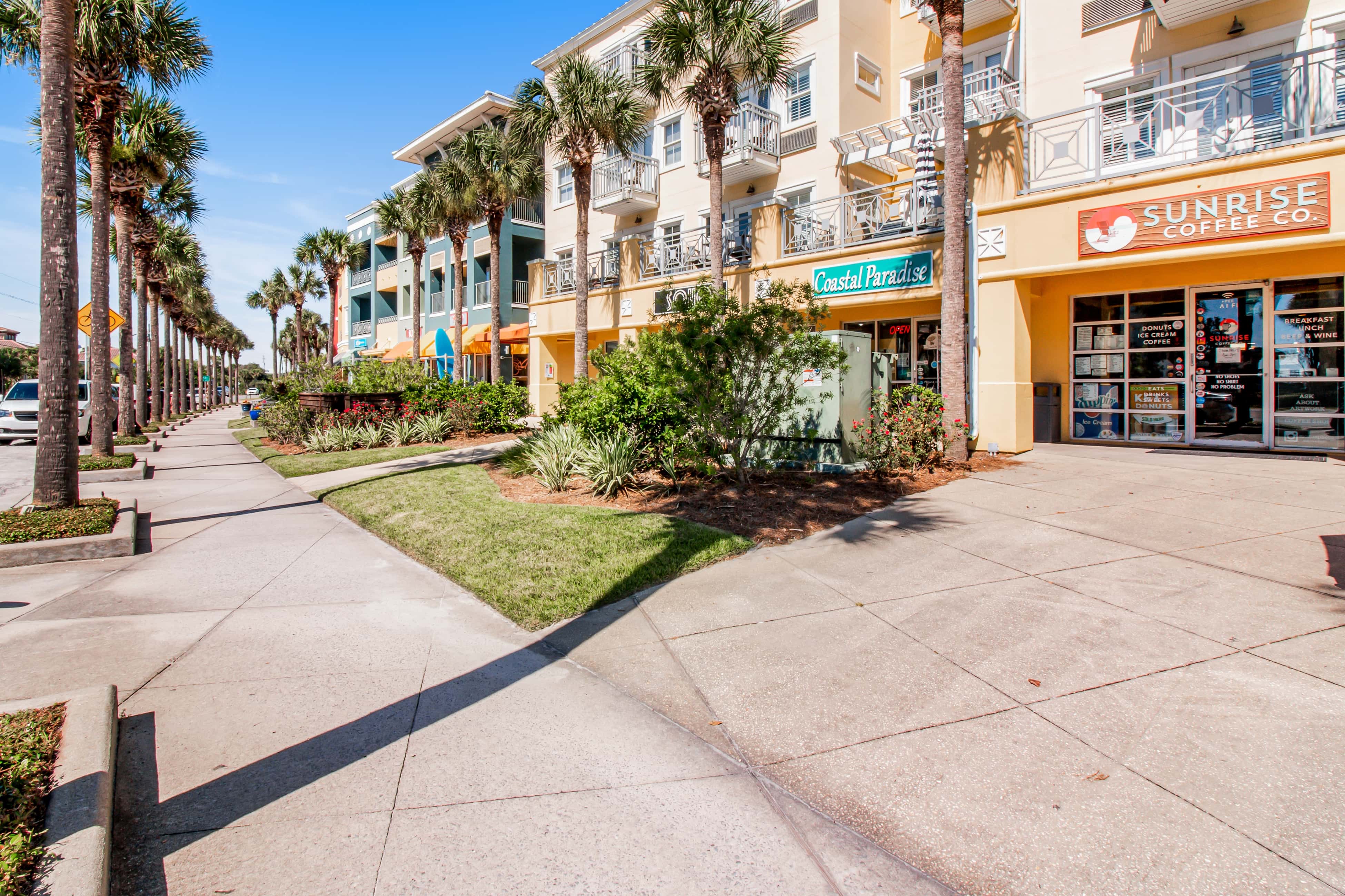 Bright condo near shopping & restaurants with tennis & shared pools