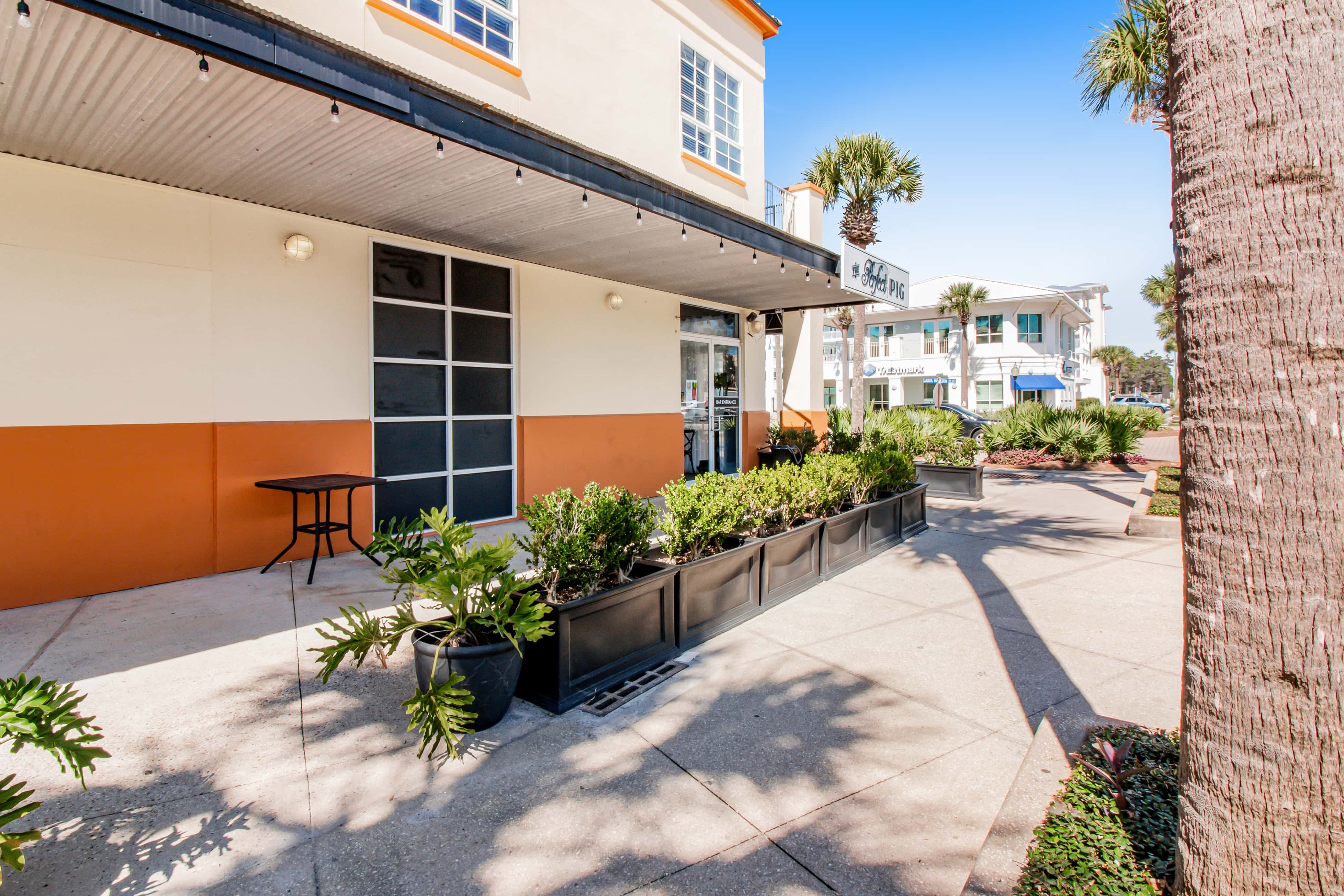 Bright condo near shopping & restaurants with tennis & shared pools