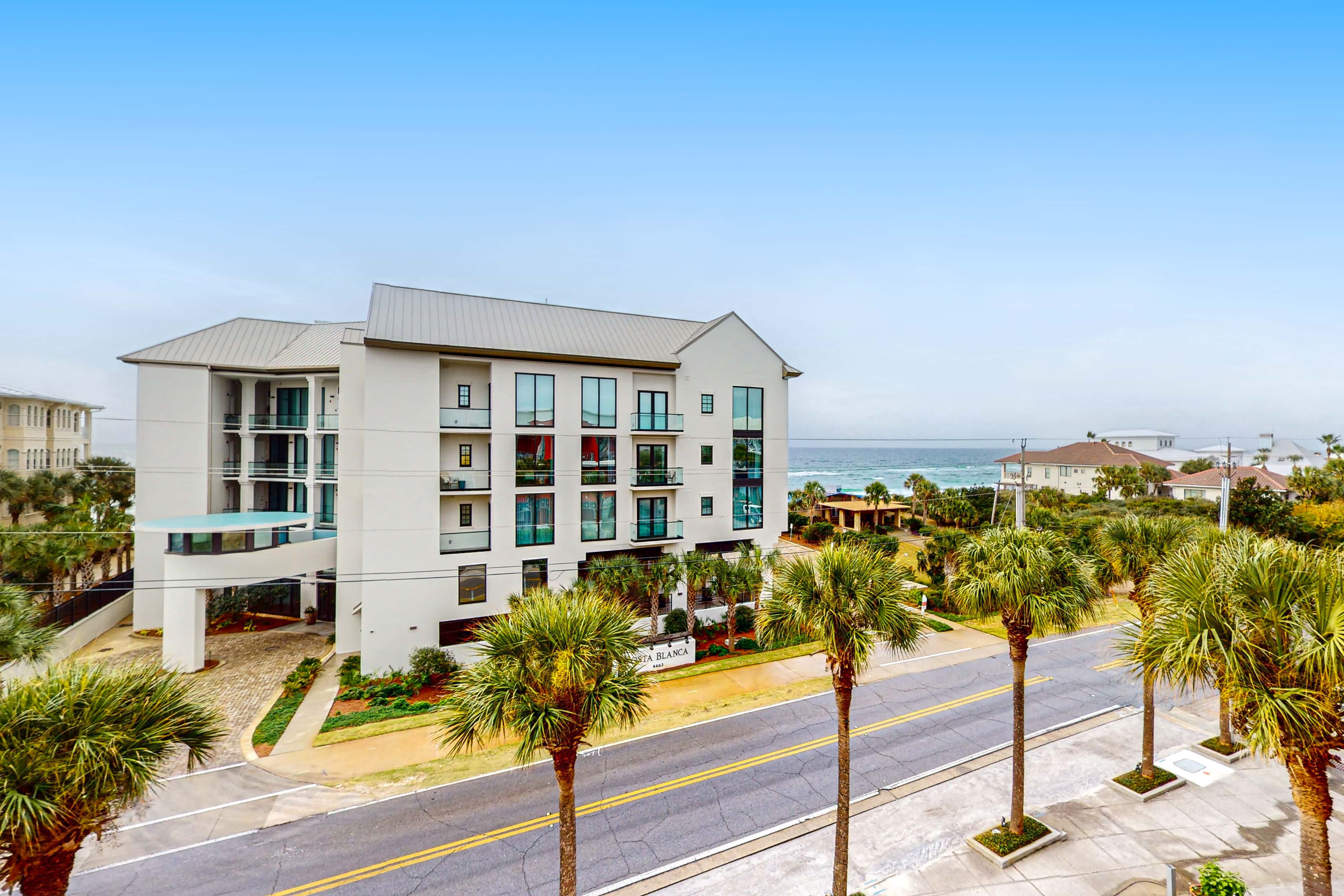Bright condo near shopping & restaurants with tennis & shared pools