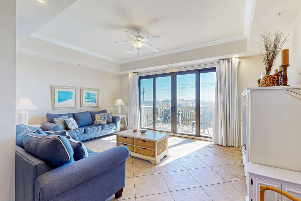 Stylish townhouse condo near the beach with full kitchen, WiFi, and shared pool