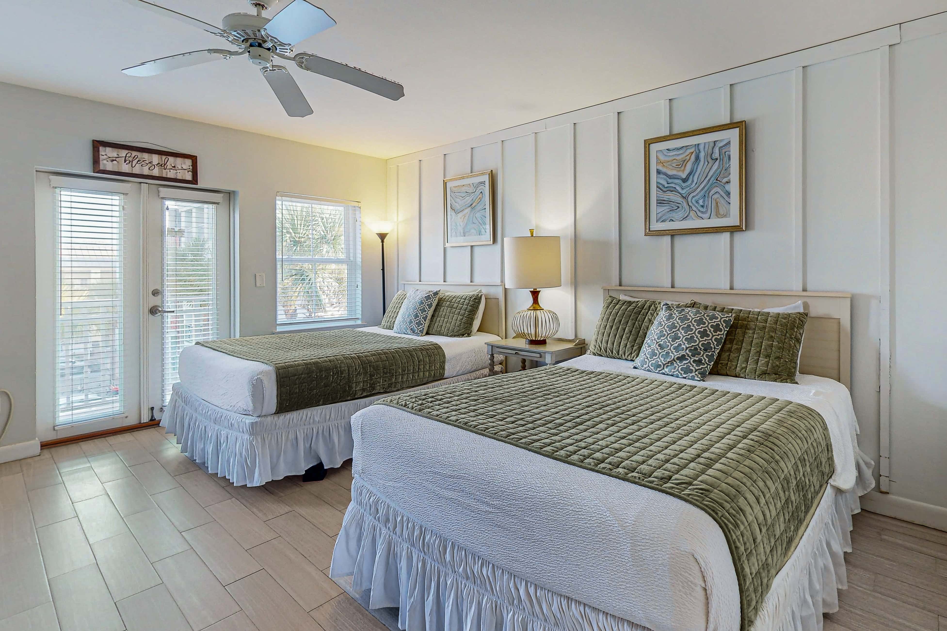 Comfortable condo with kitchenette, community pools & hot tub - walk to the beach