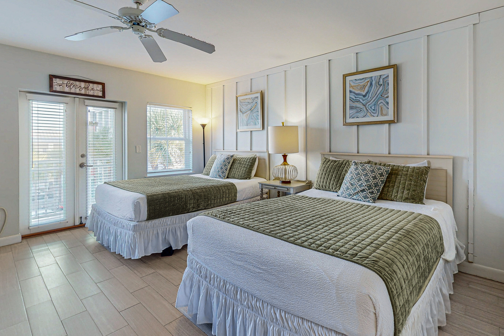 Comfortable condo with kitchenette, community pools & hot tub - walk to the beach