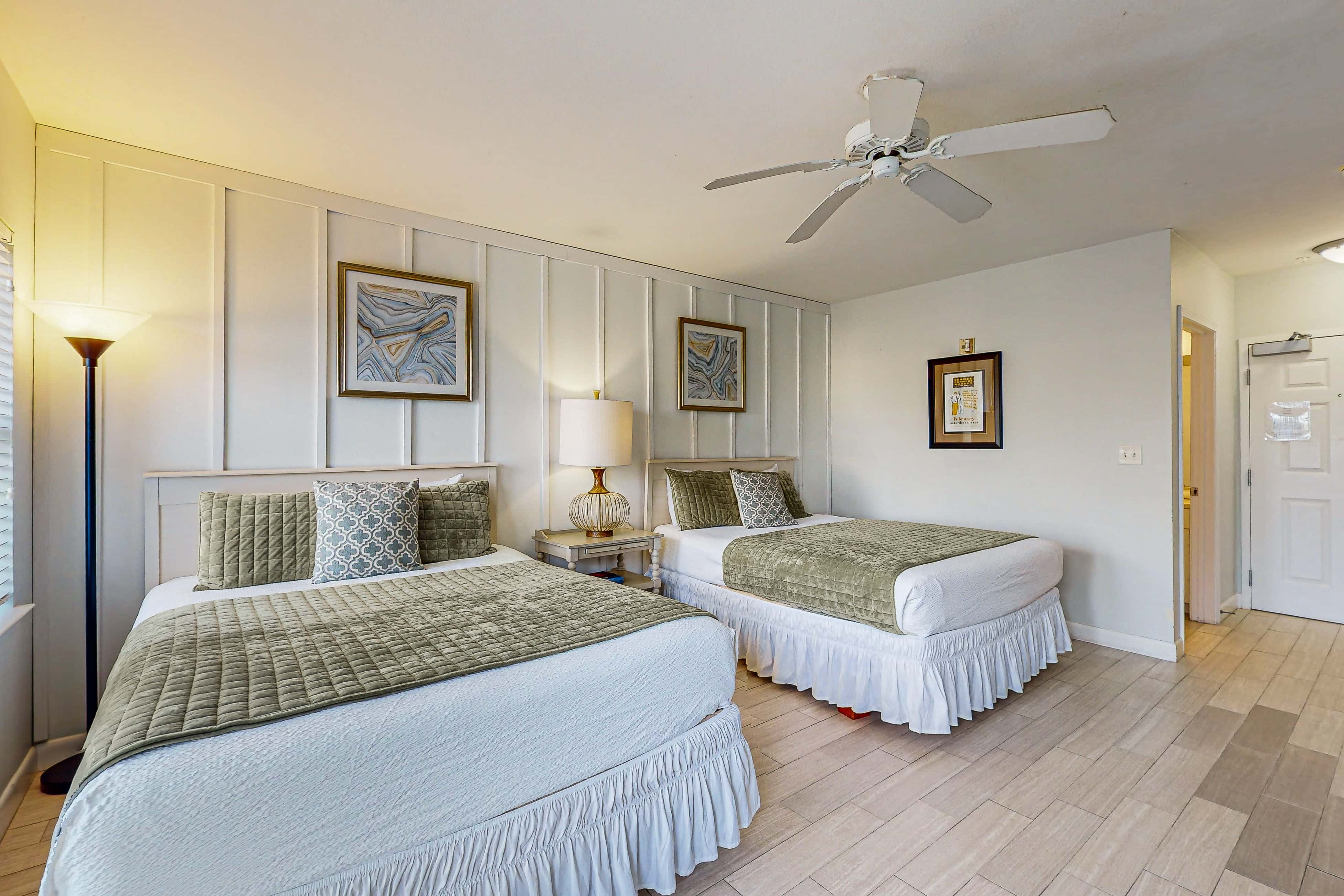 Comfortable condo with kitchenette, community pools & hot tub - walk to the beach