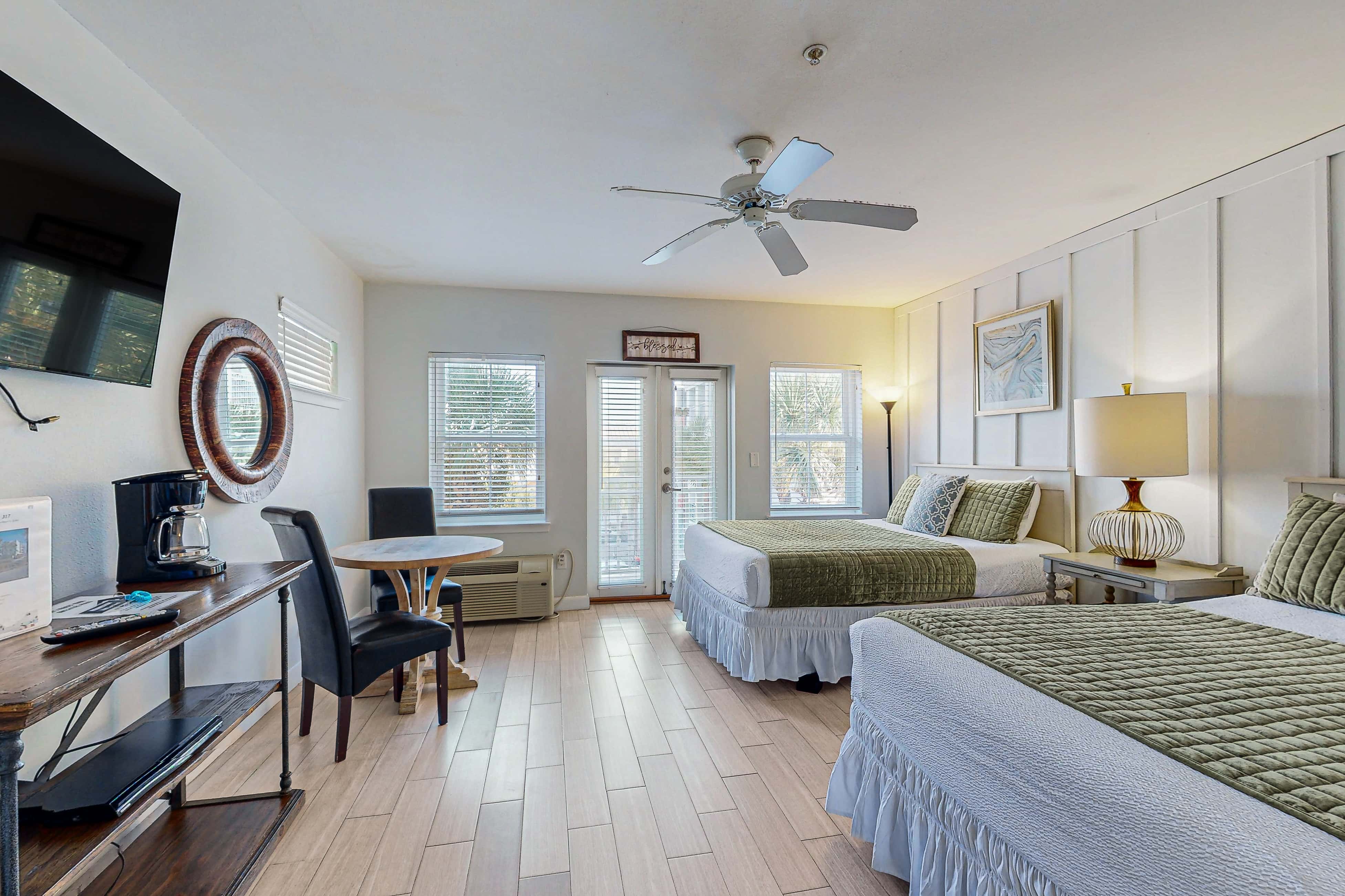 Comfortable condo with kitchenette, community pools & hot tub - walk to the beach