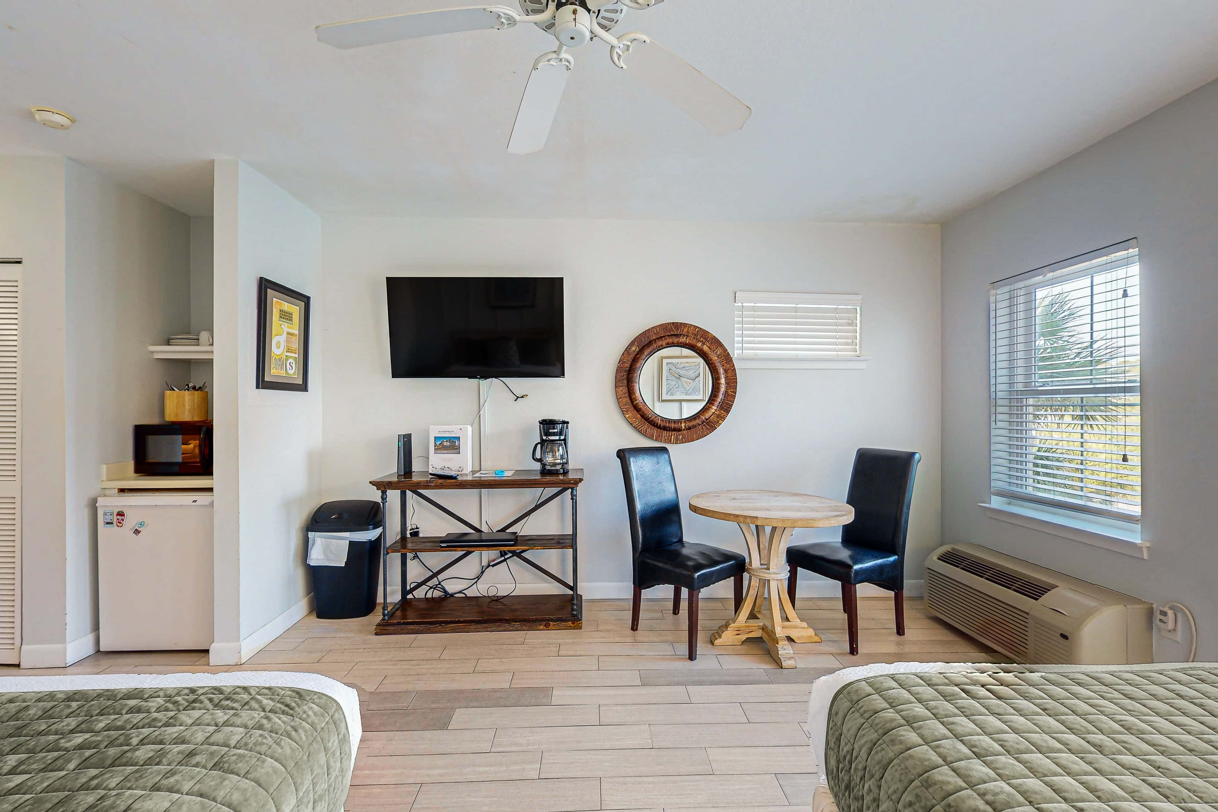 Comfortable condo with kitchenette, community pools & hot tub - walk to the beach