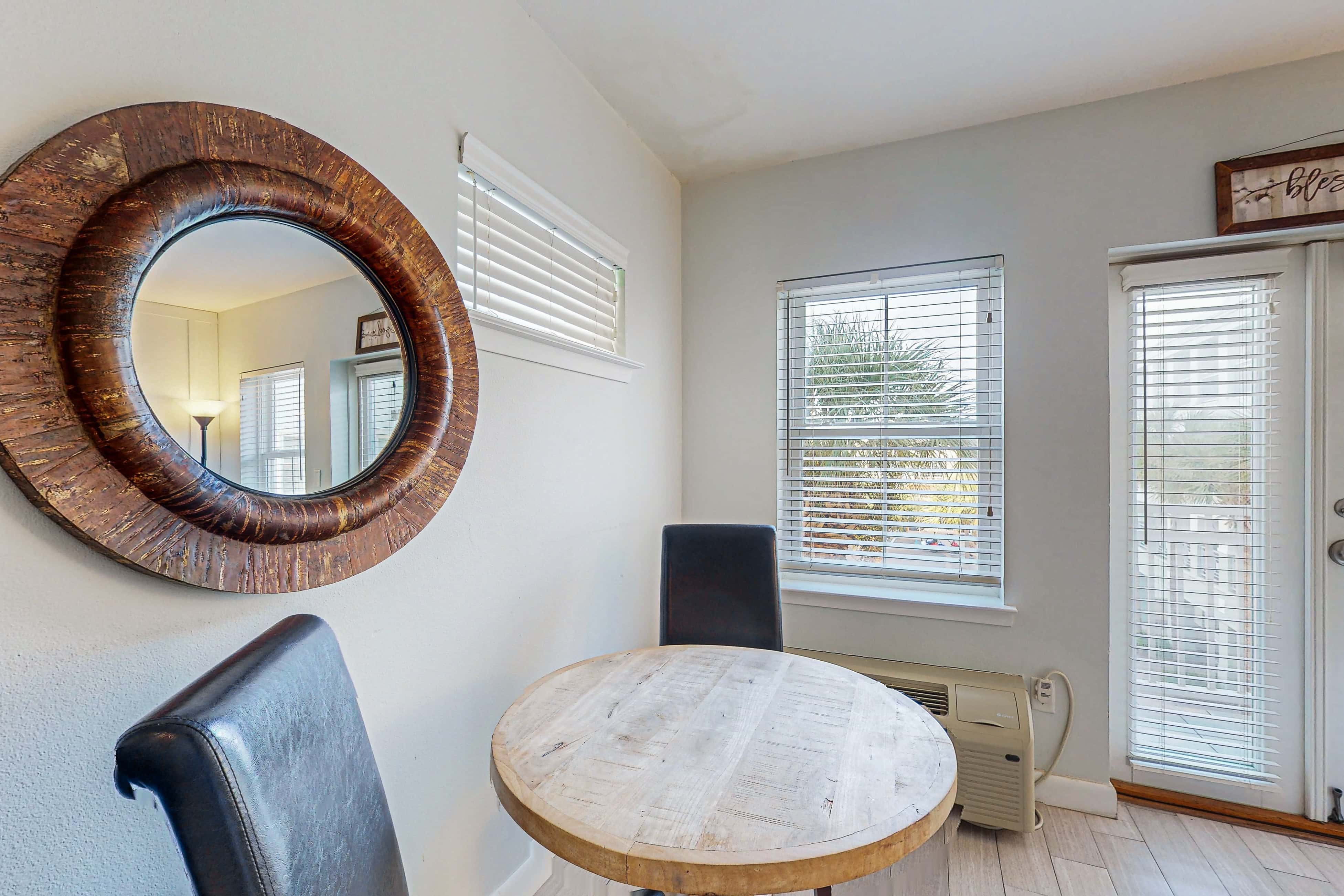 Comfortable condo with kitchenette, community pools & hot tub - walk to the beach