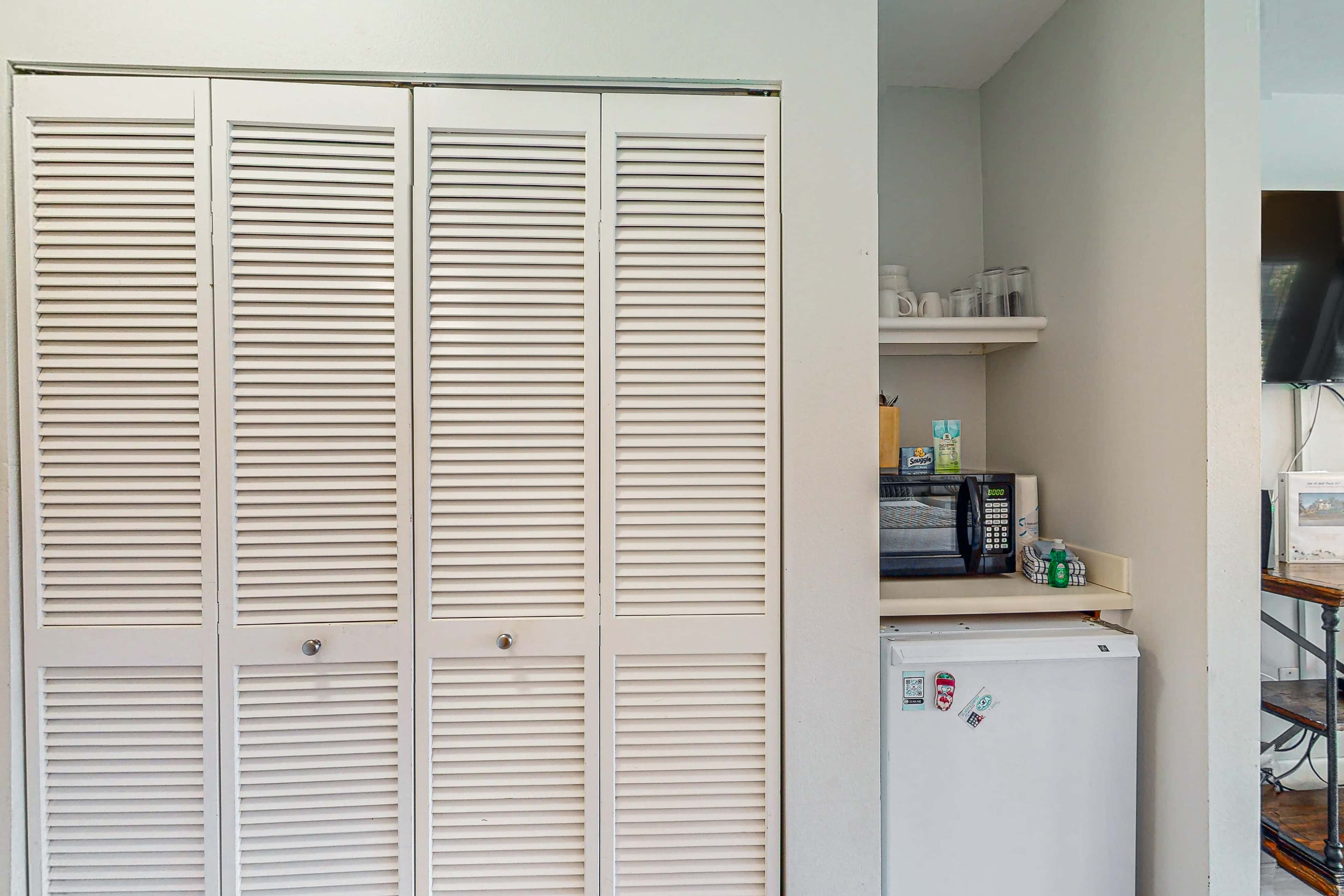 Comfortable condo with kitchenette, community pools & hot tub - walk to the beach