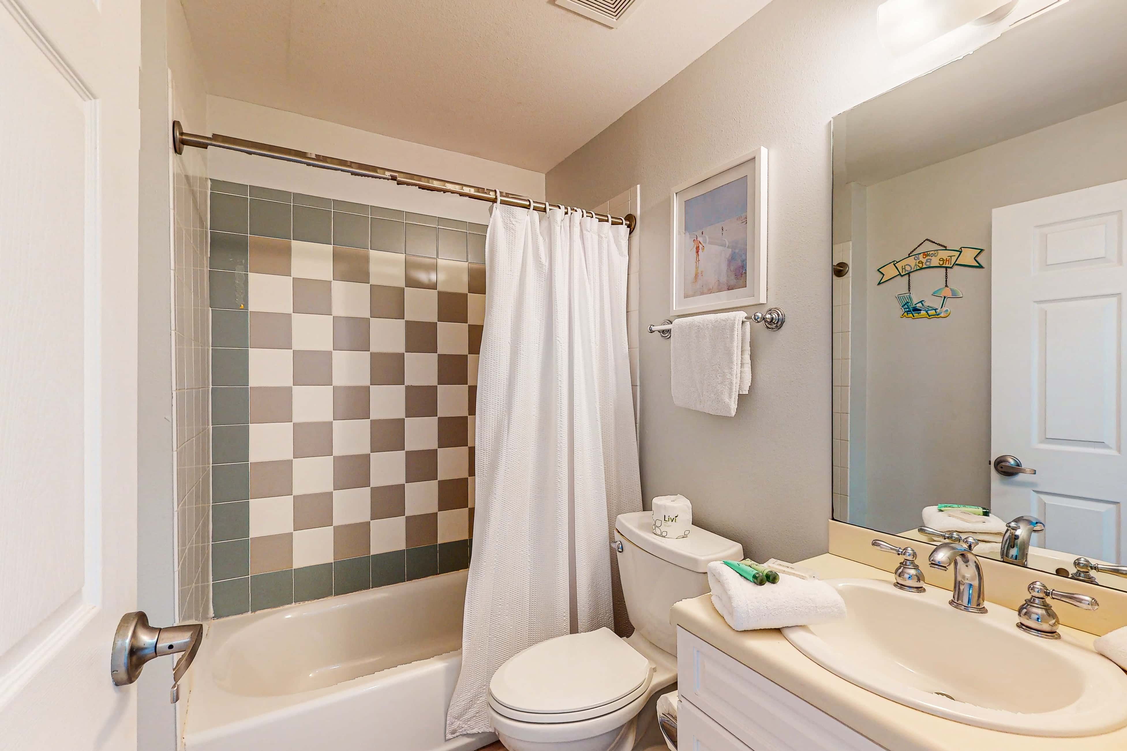 Comfortable condo with kitchenette, community pools & hot tub - walk to the beach