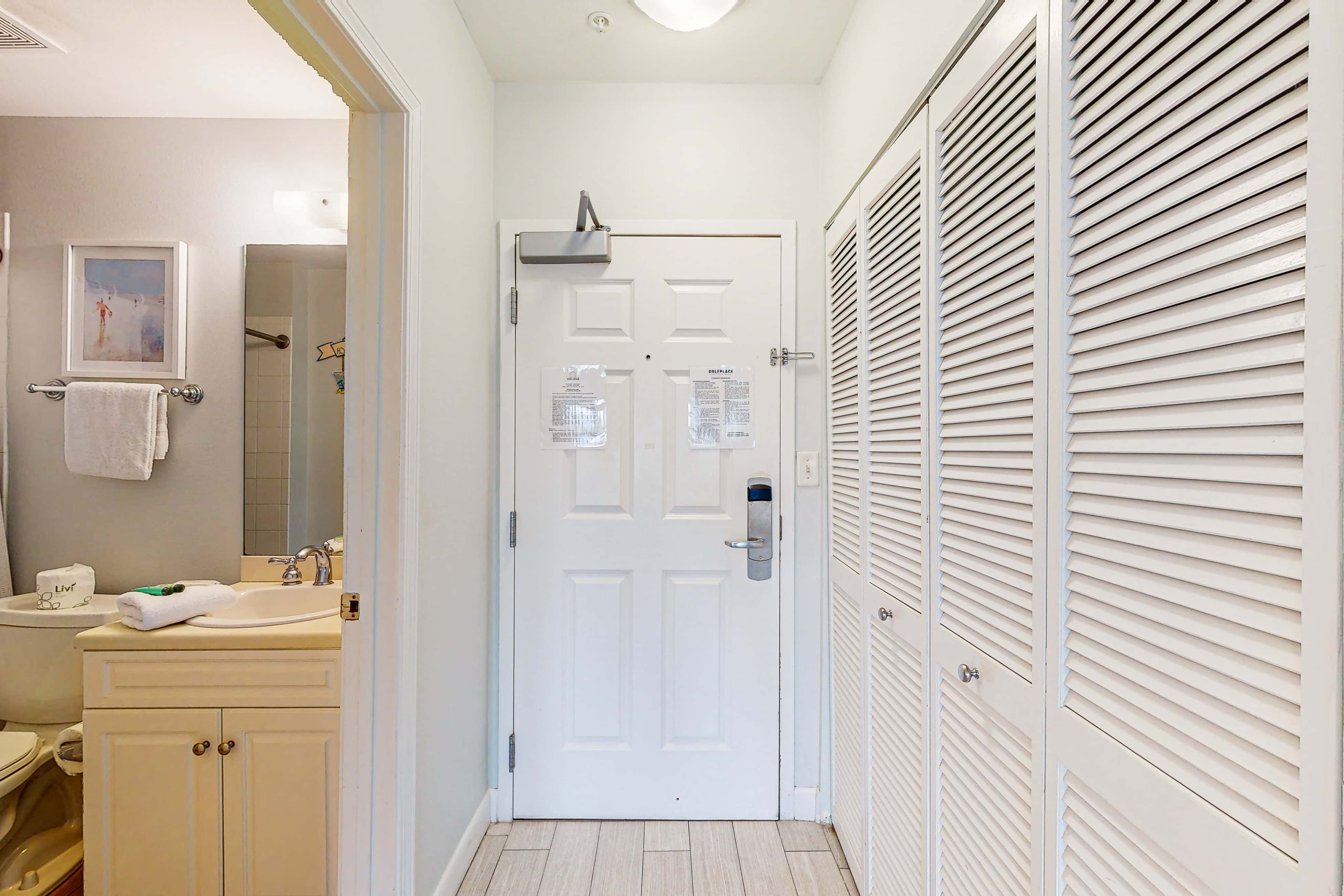 Comfortable condo with kitchenette, community pools & hot tub - walk to the beach
