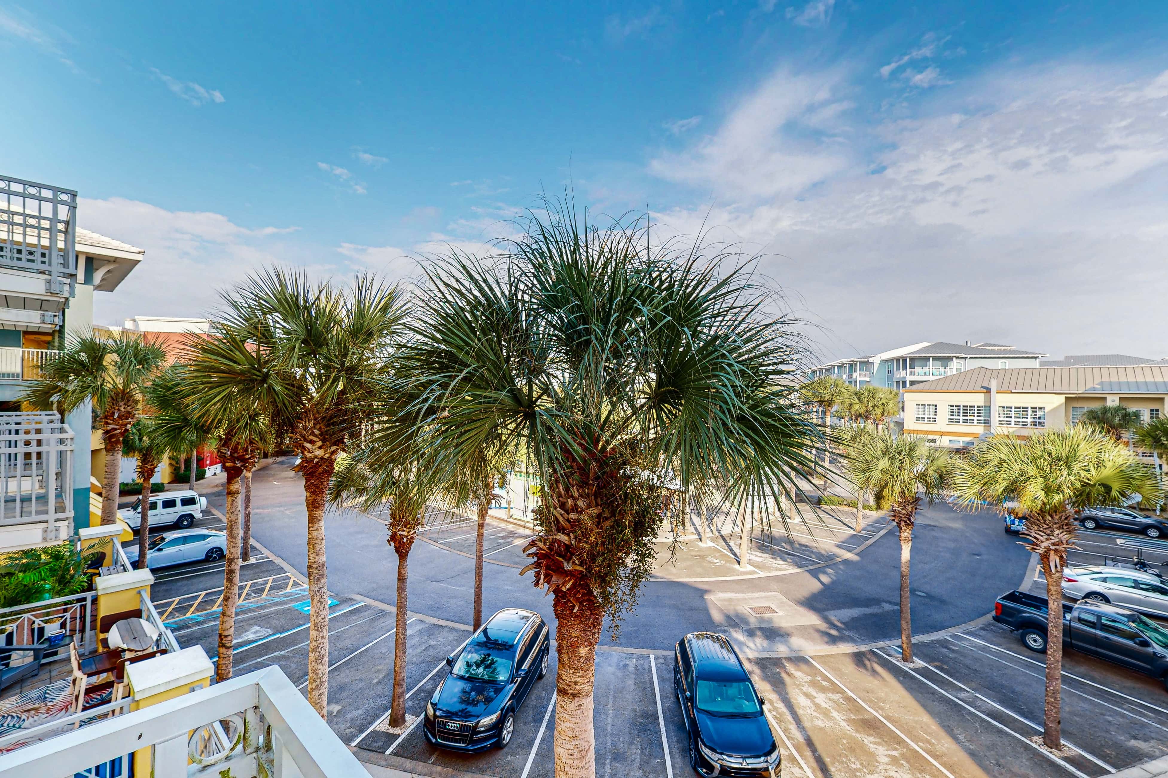 Comfortable condo with kitchenette, community pools & hot tub - walk to the beach
