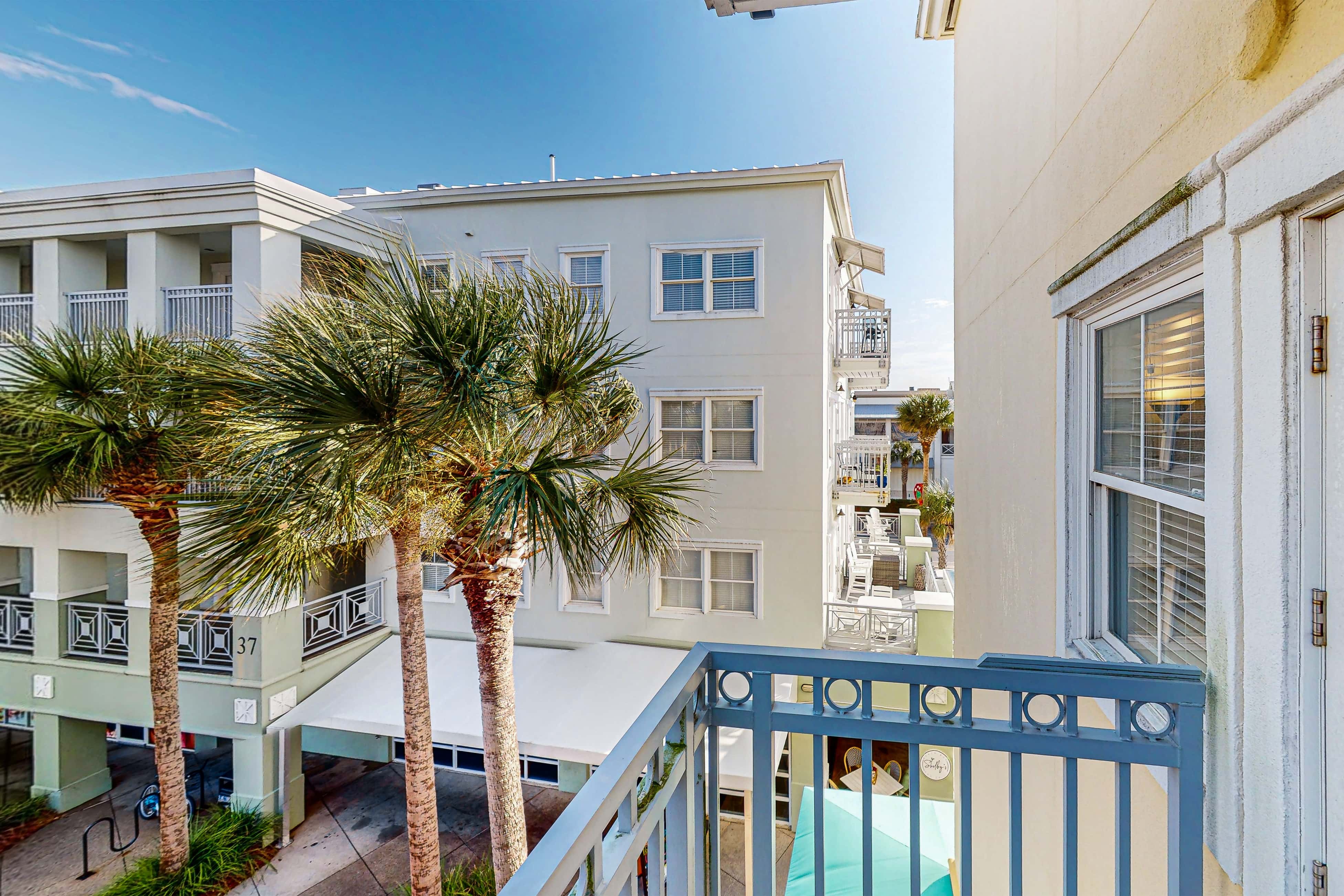 Comfortable condo with kitchenette, community pools & hot tub - walk to the beach